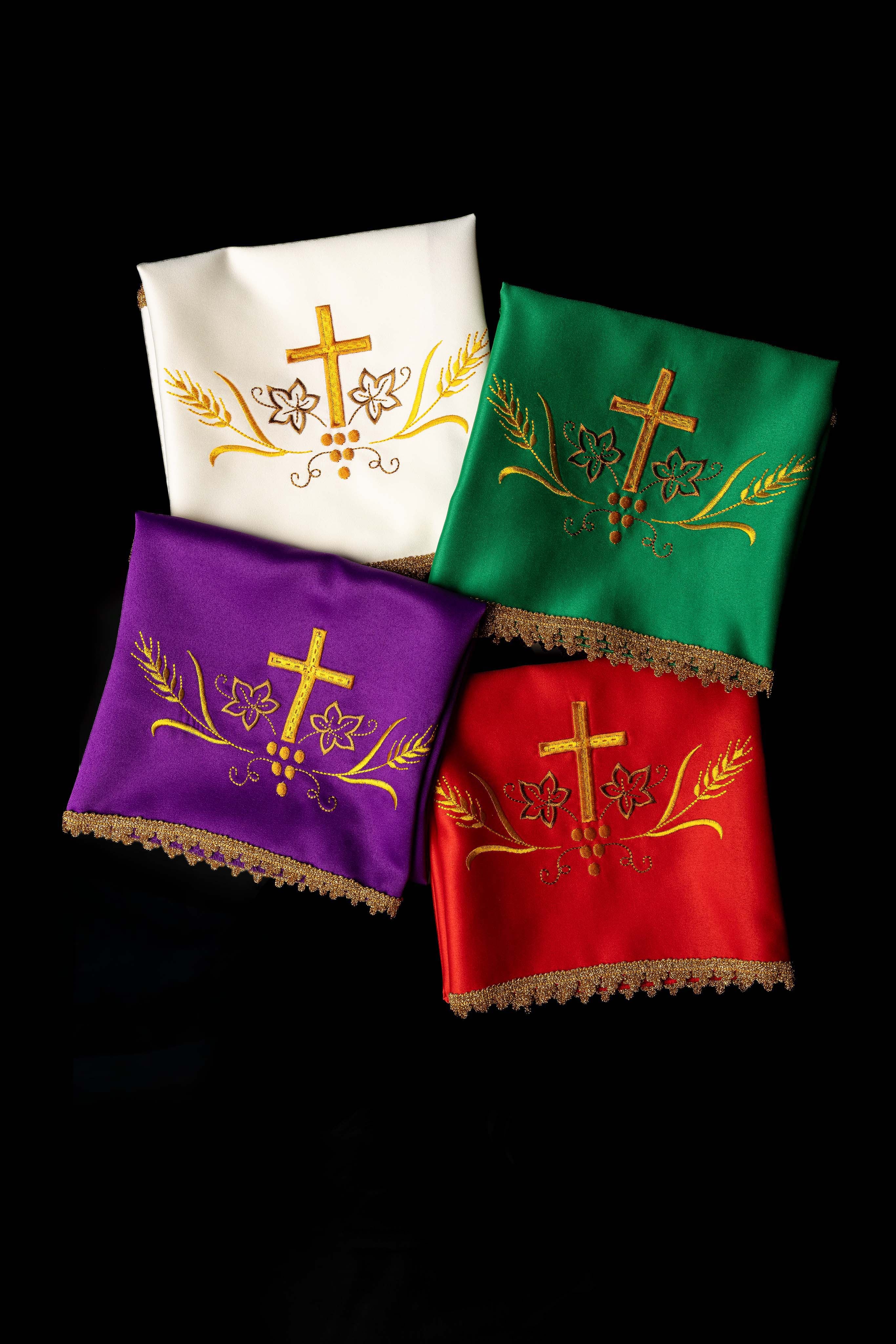 Zestaw czterech welonów na kielich z haftowanym motywem eucharystycznym