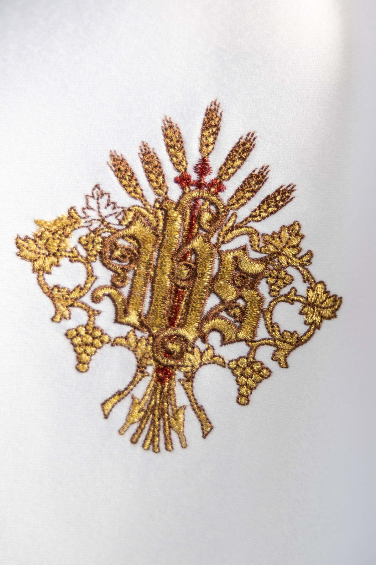 Okrągły welon na puszkę z haftem IHS i Sercem Pana Jezusa
