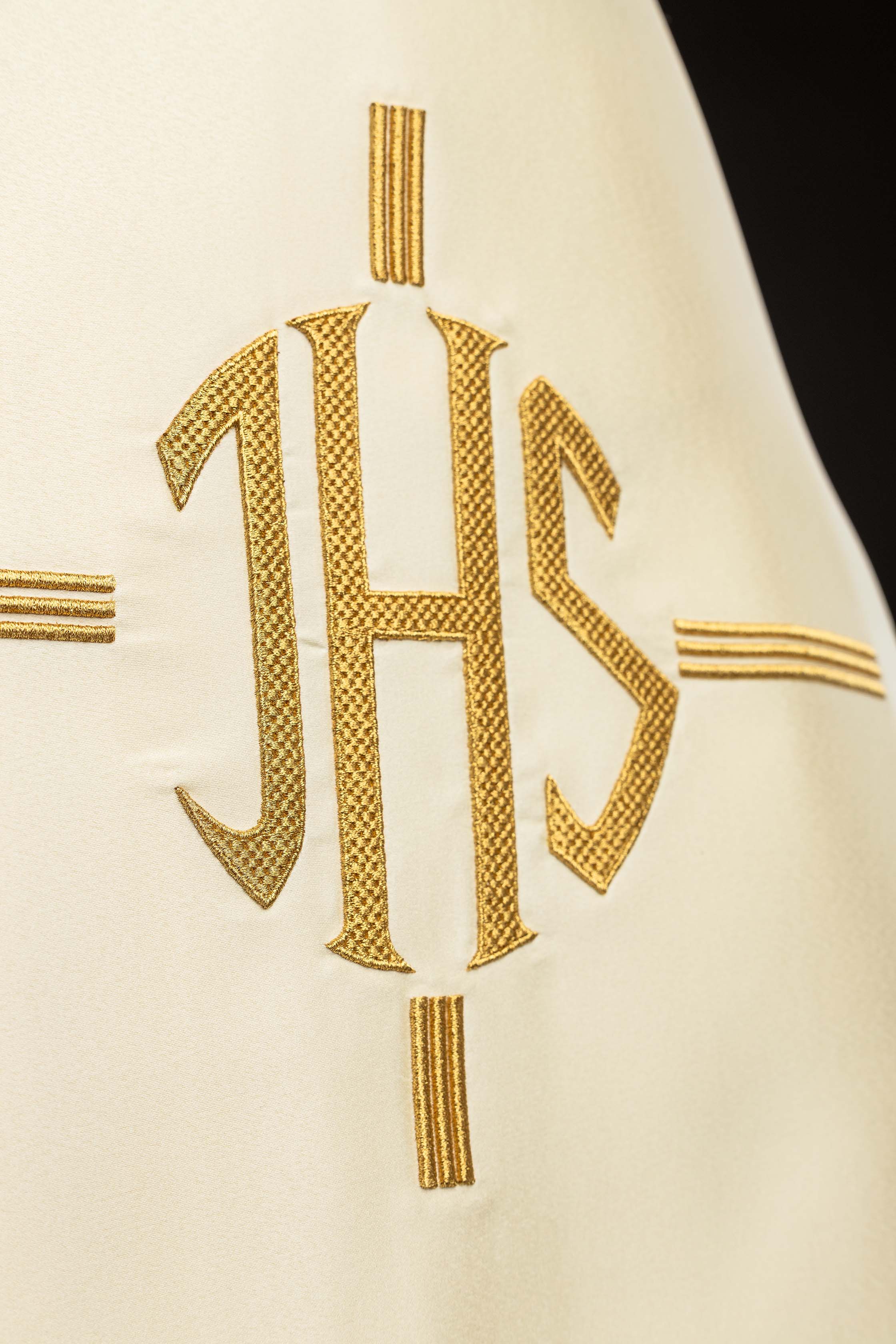Welon naramienny z haftowanym motywem IHS w kolorze ecru