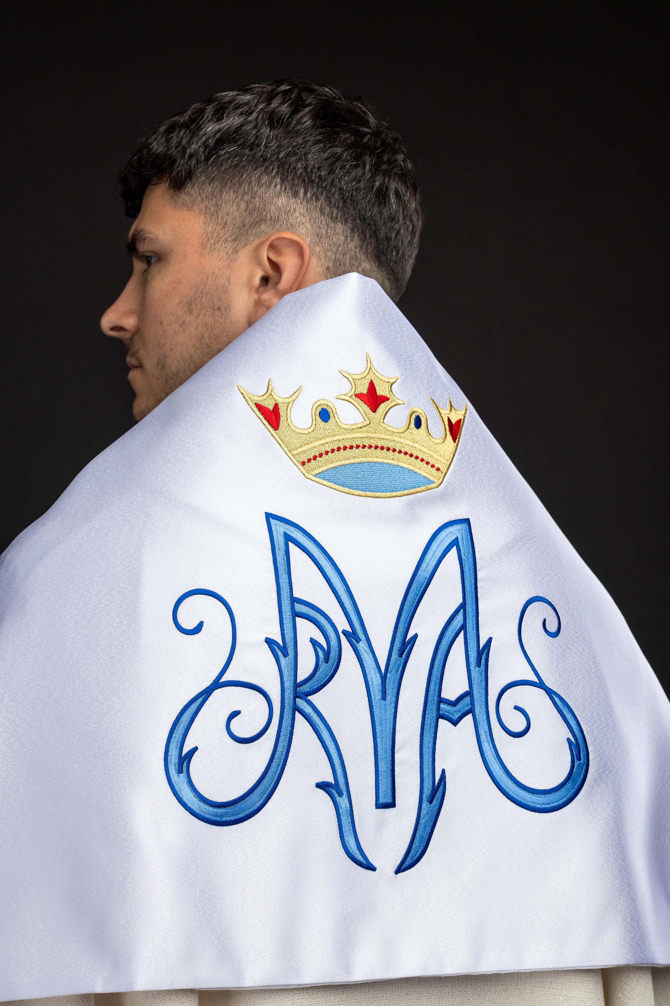 Welon naramienny z haftowanym symbolem maryjnym biały