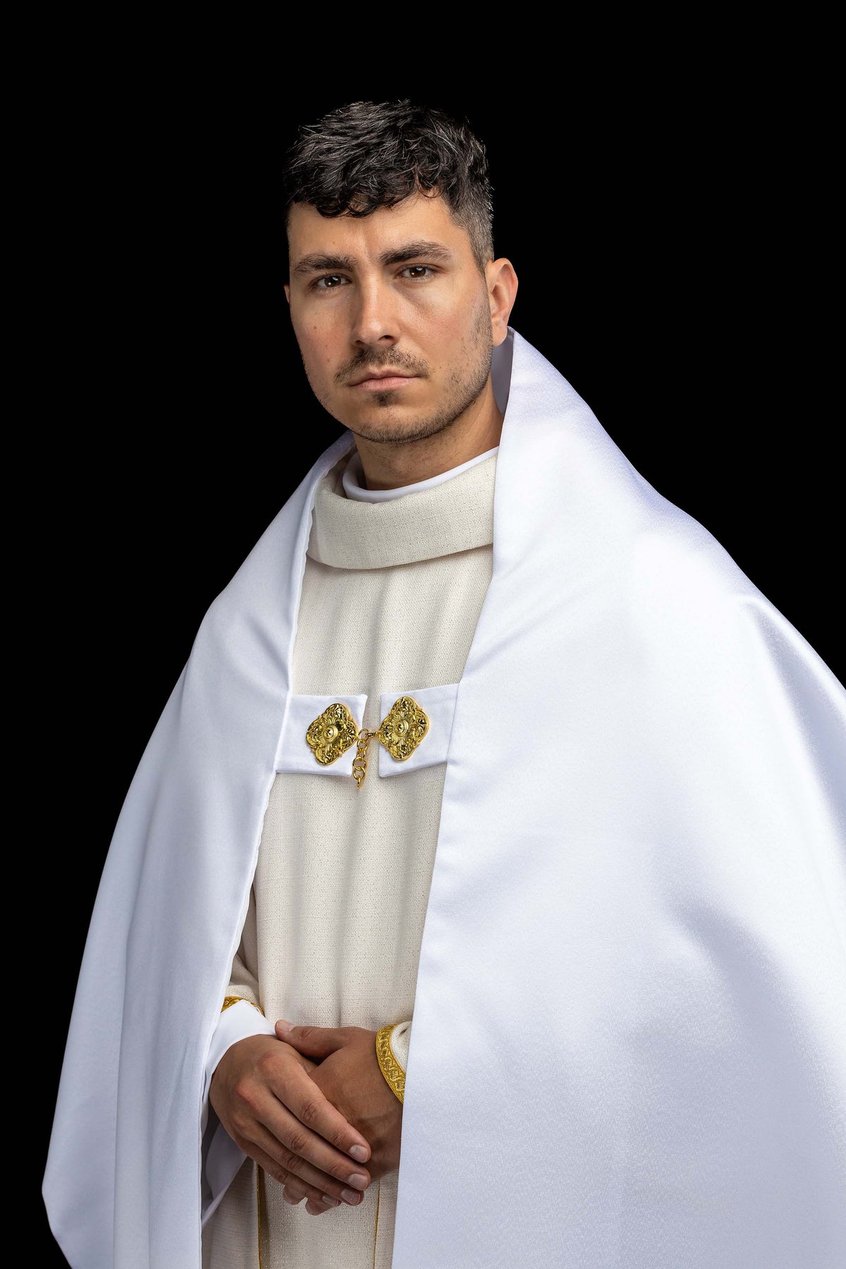 Welon naramienny z haftowanym symbolem maryjnym biały