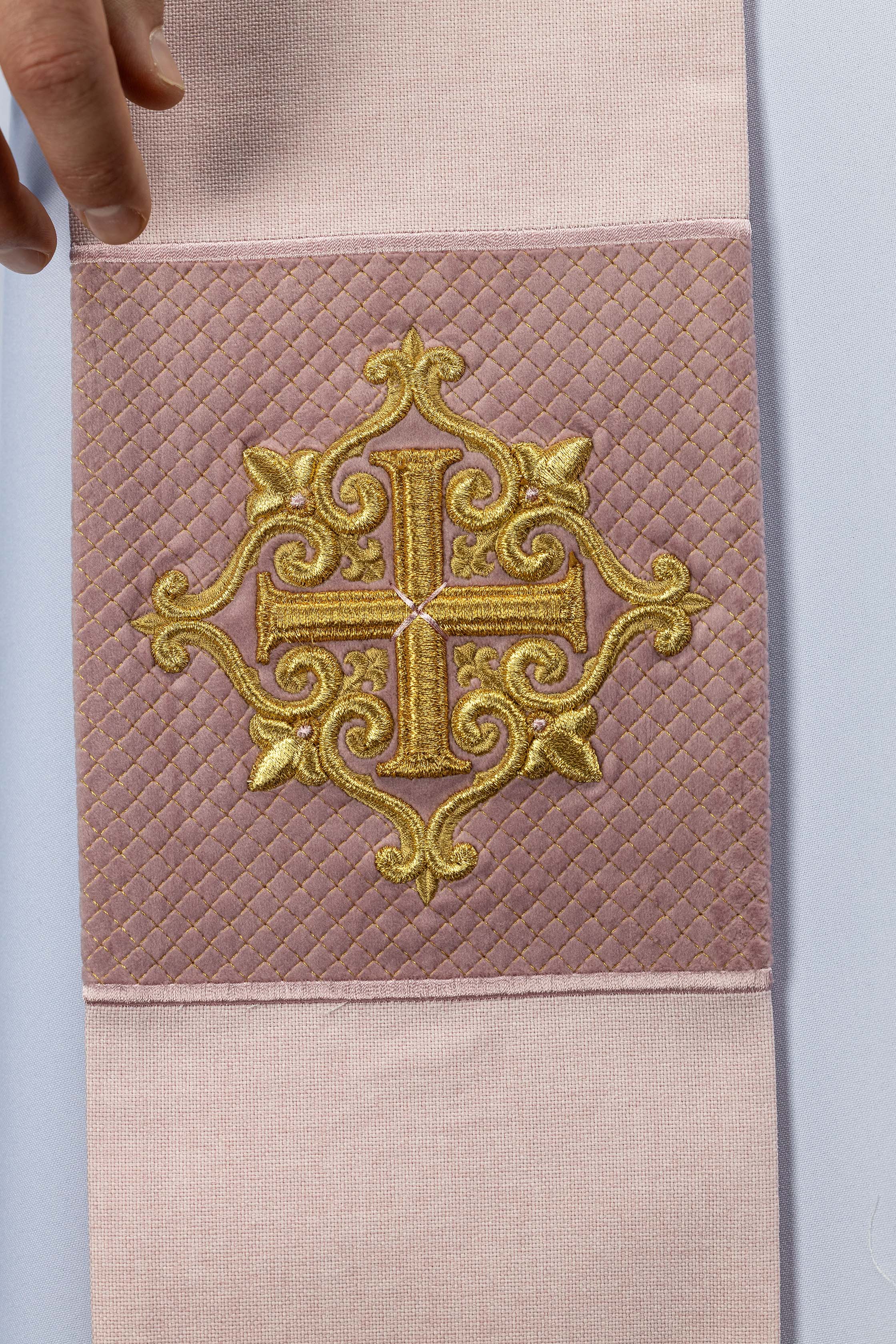 Stuła haftowana z symbolem krzyża aksamit różowa - ORNATY.PL