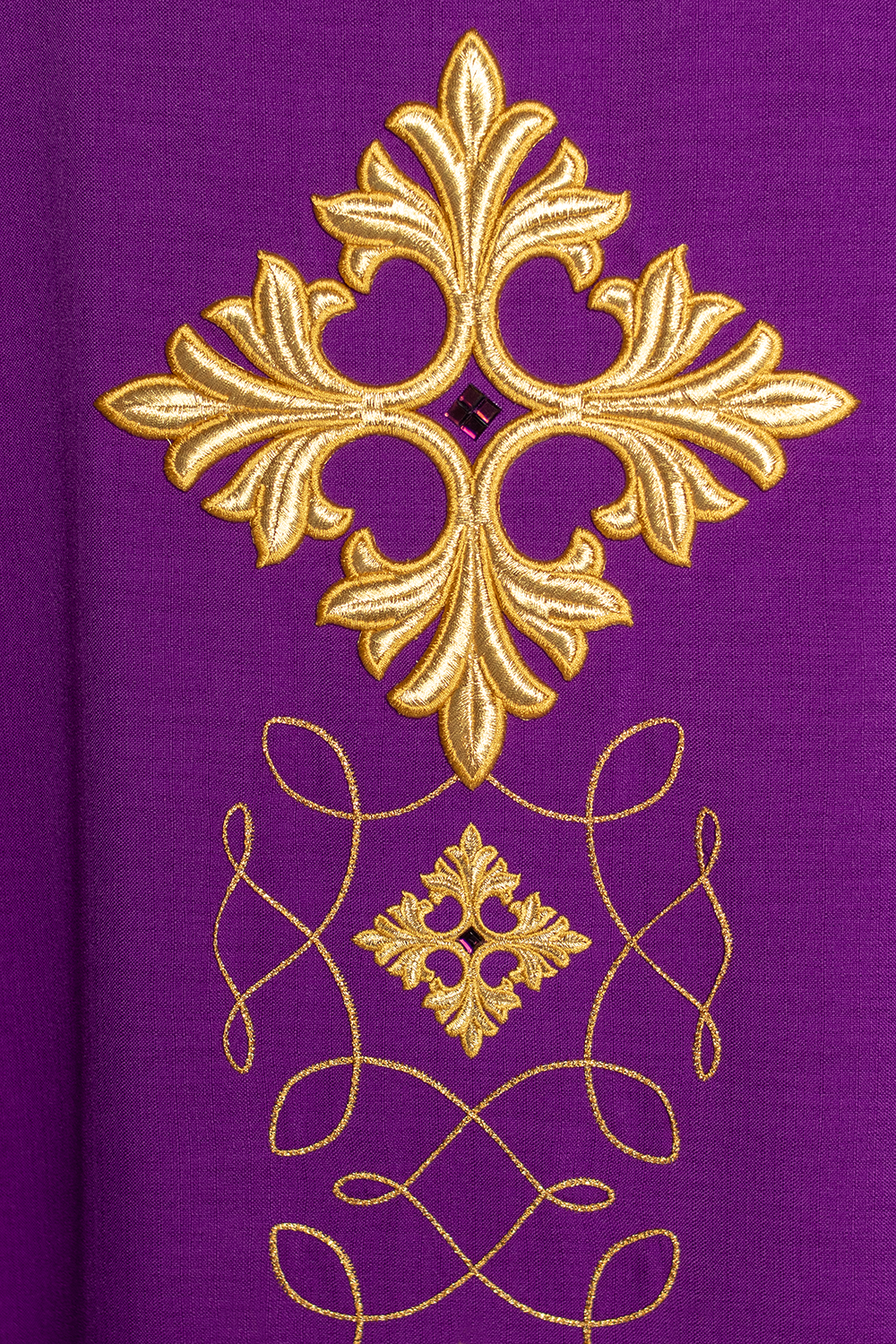 Fioletowy ornat bogato haftowany sznurkiem z kamieniami