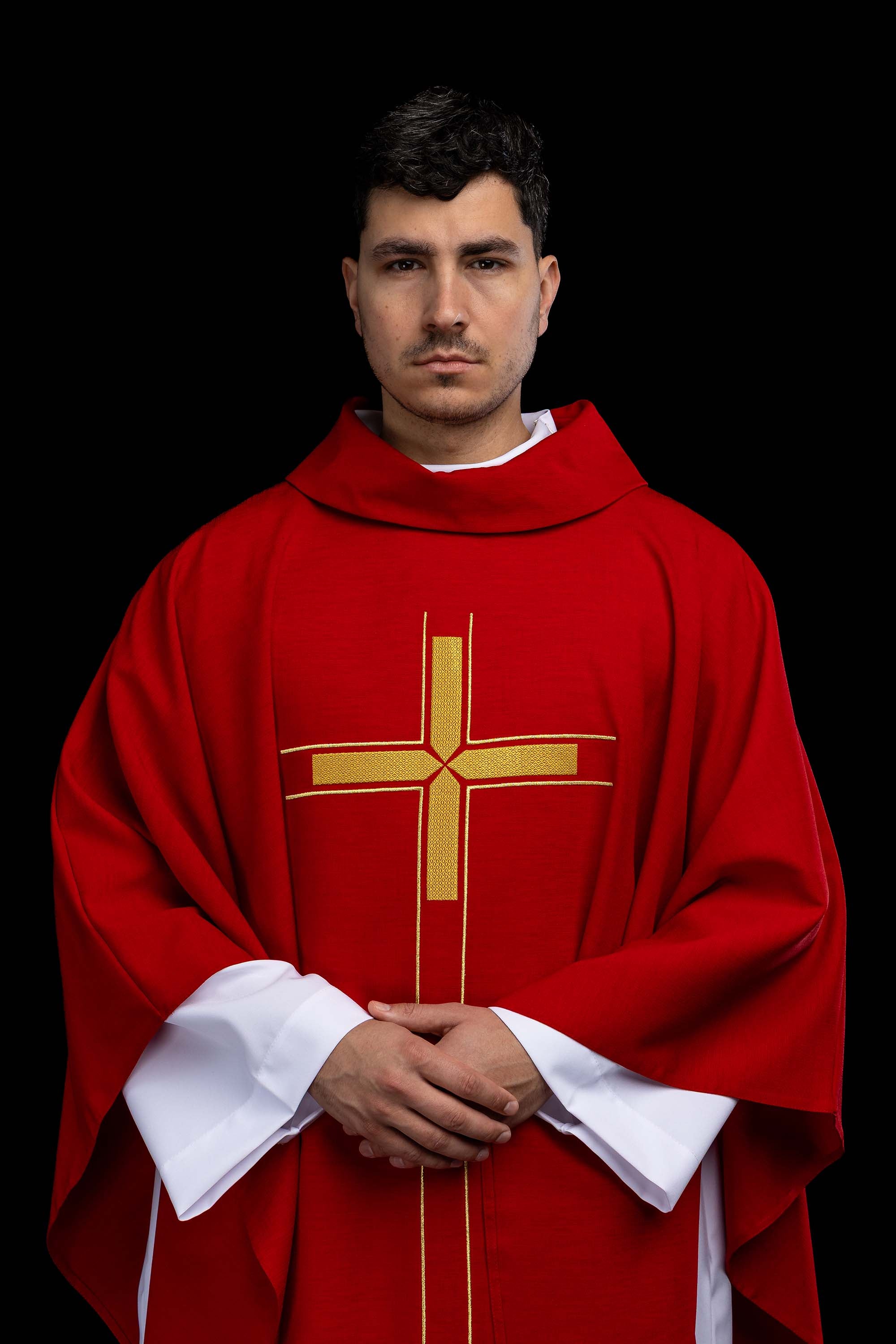 Czerwony ornat z haftowanym motywem krzyża