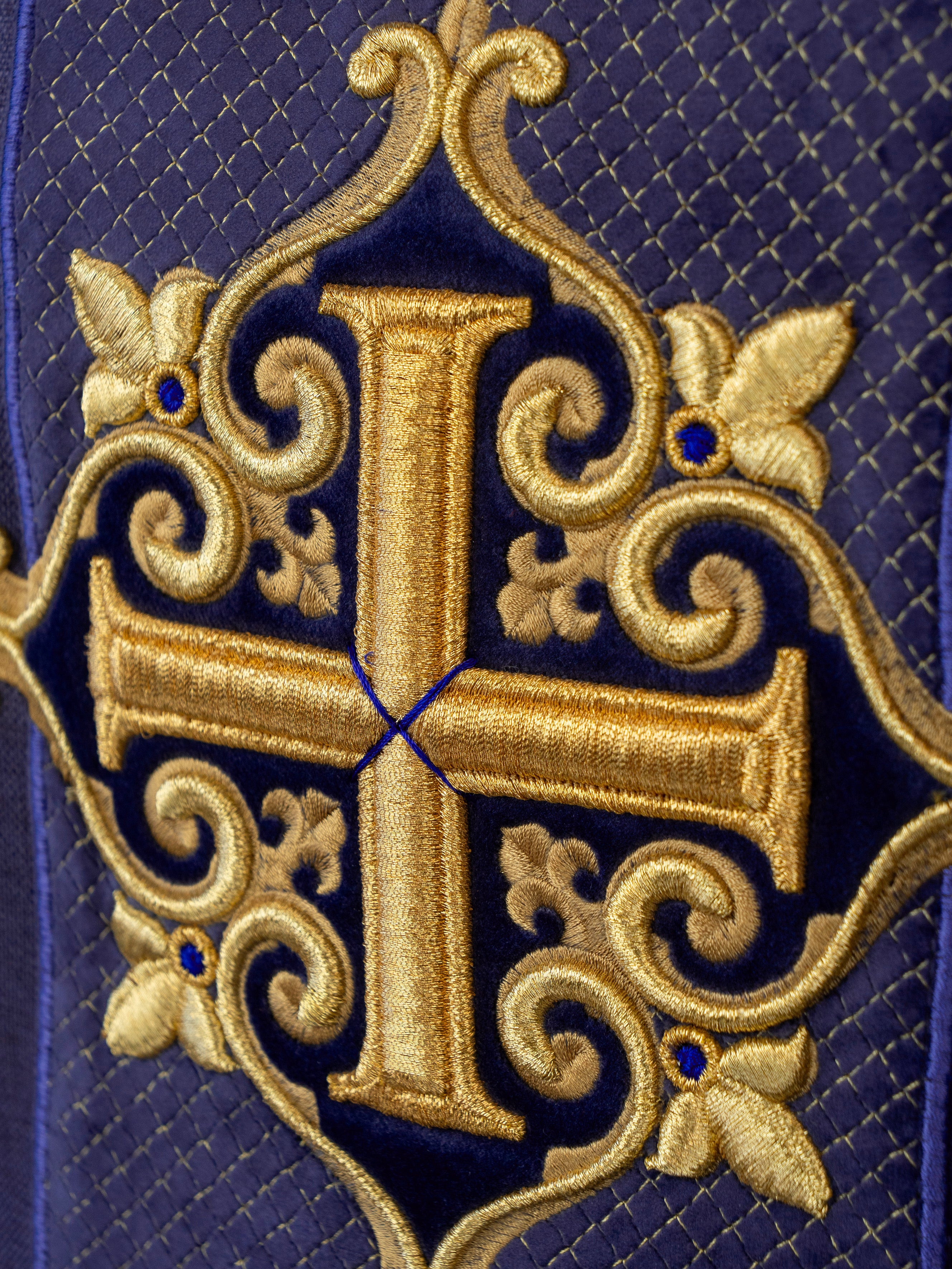 Ornat haftowany na aksamicie z symbolem Krzyż Fioletowy