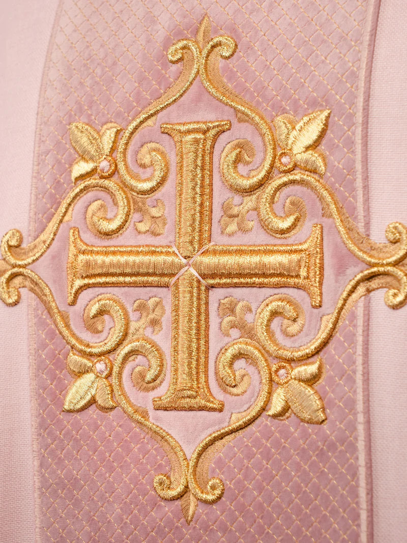 Ornat haftowany na aksamicie z symbolem Krzyż Różowy