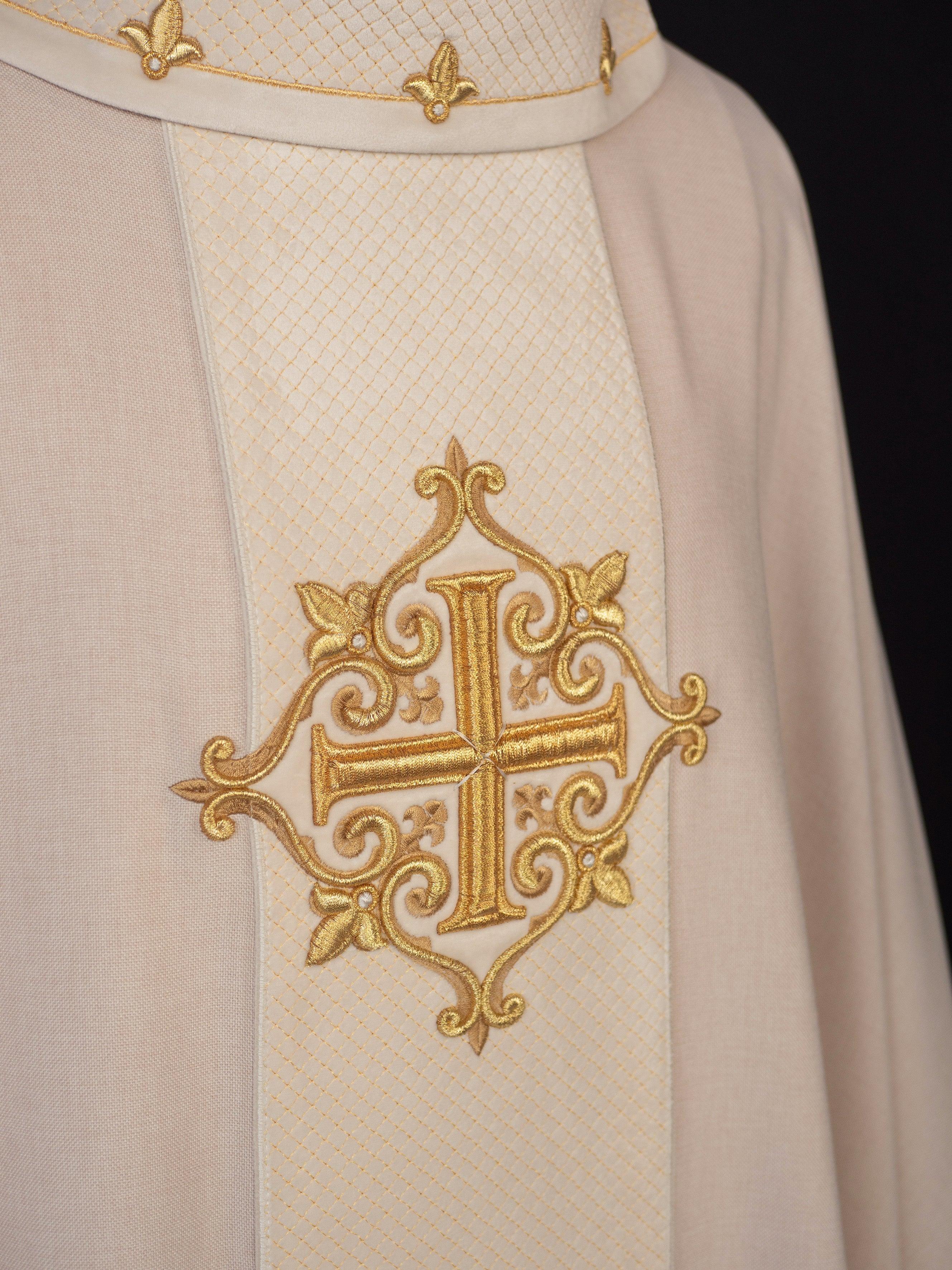 Ornat haftowany na aksamicie z symbolem Krzyż Ecru