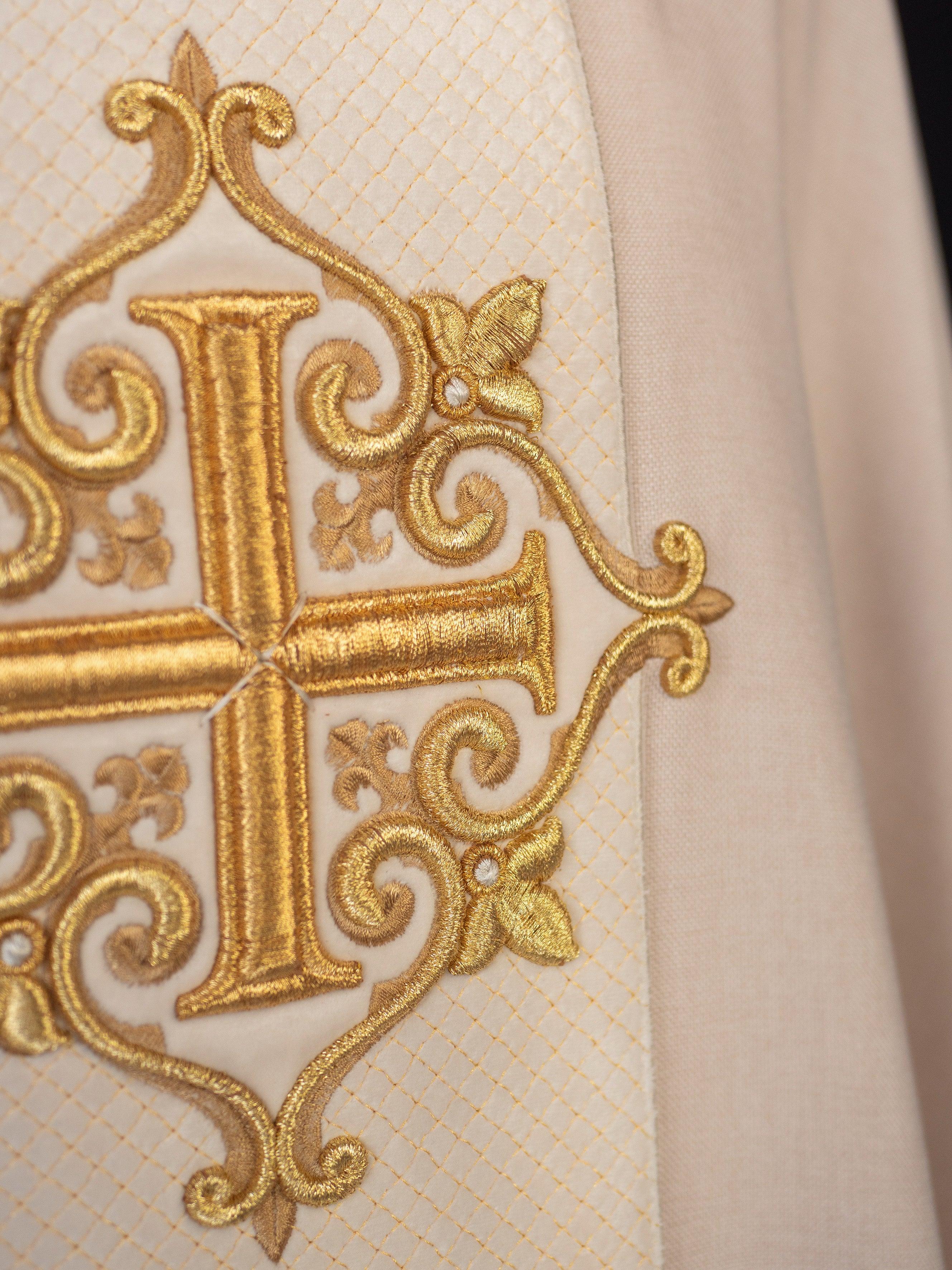 Ornat haftowany na aksamicie z symbolem Krzyż Ecru