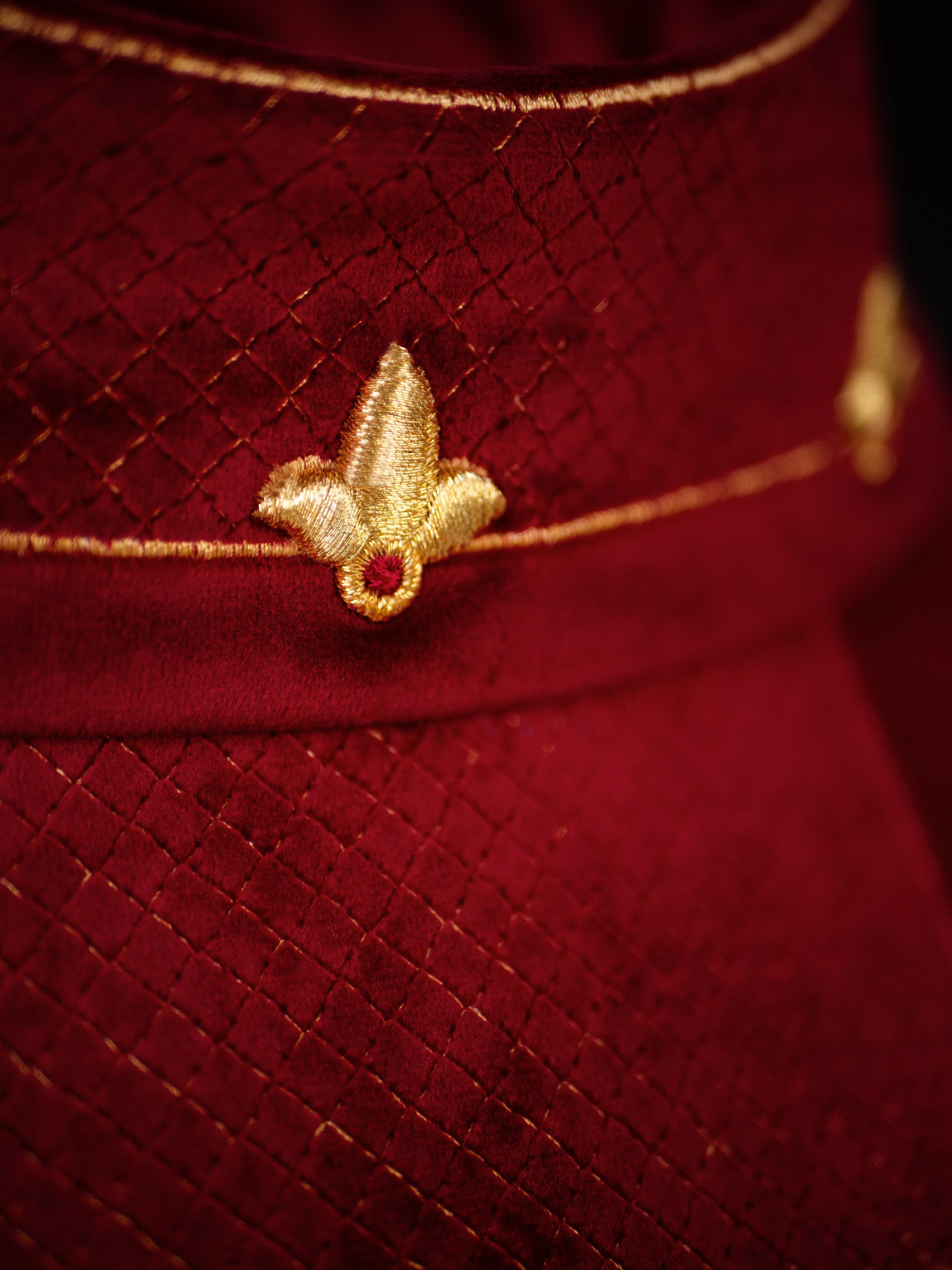 Ornat z aksamitnym czerwonym pasem i haftem krzyży