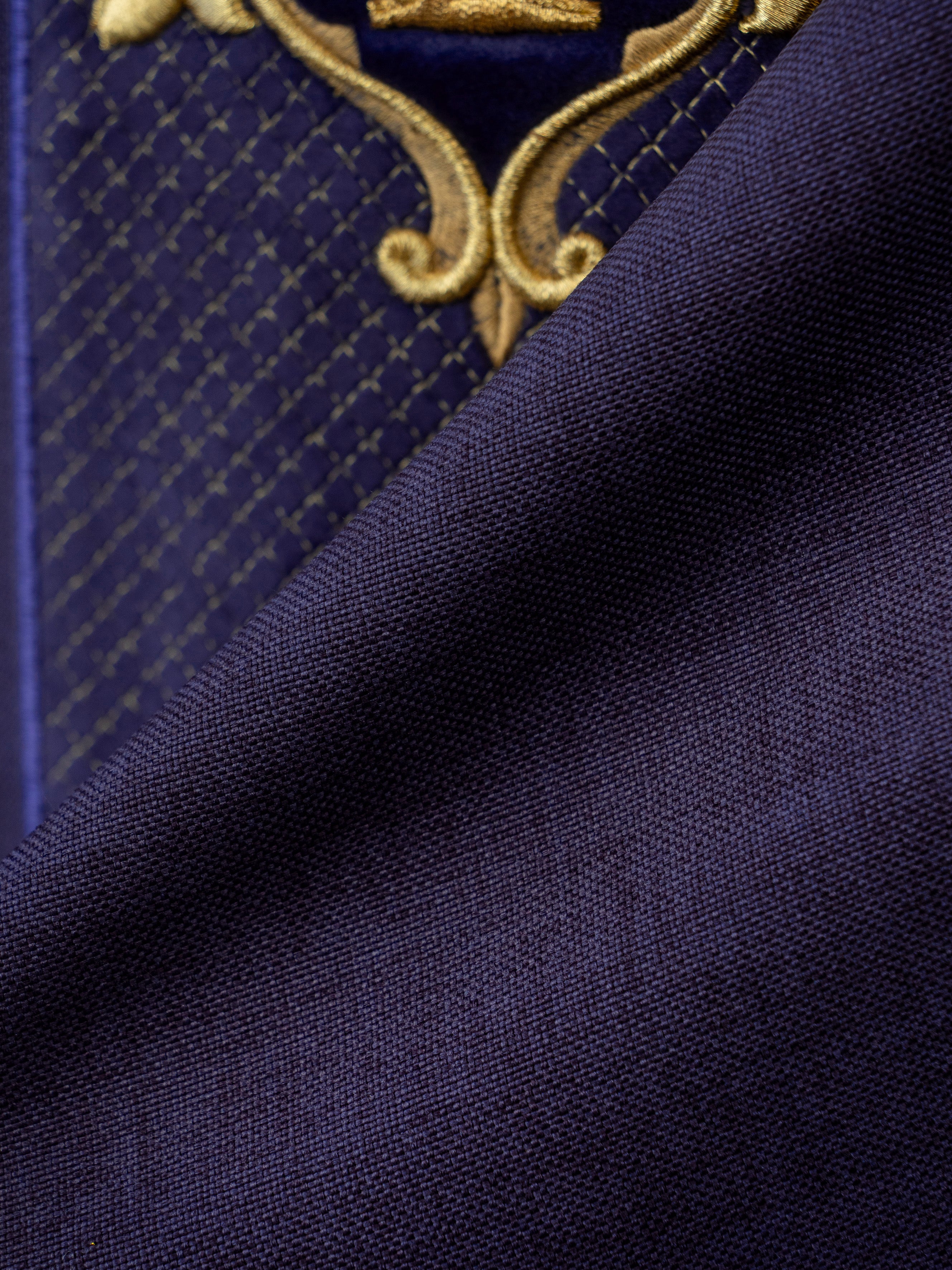 Ornat z aksamitnym fioletowym pasem i haftem krzyży