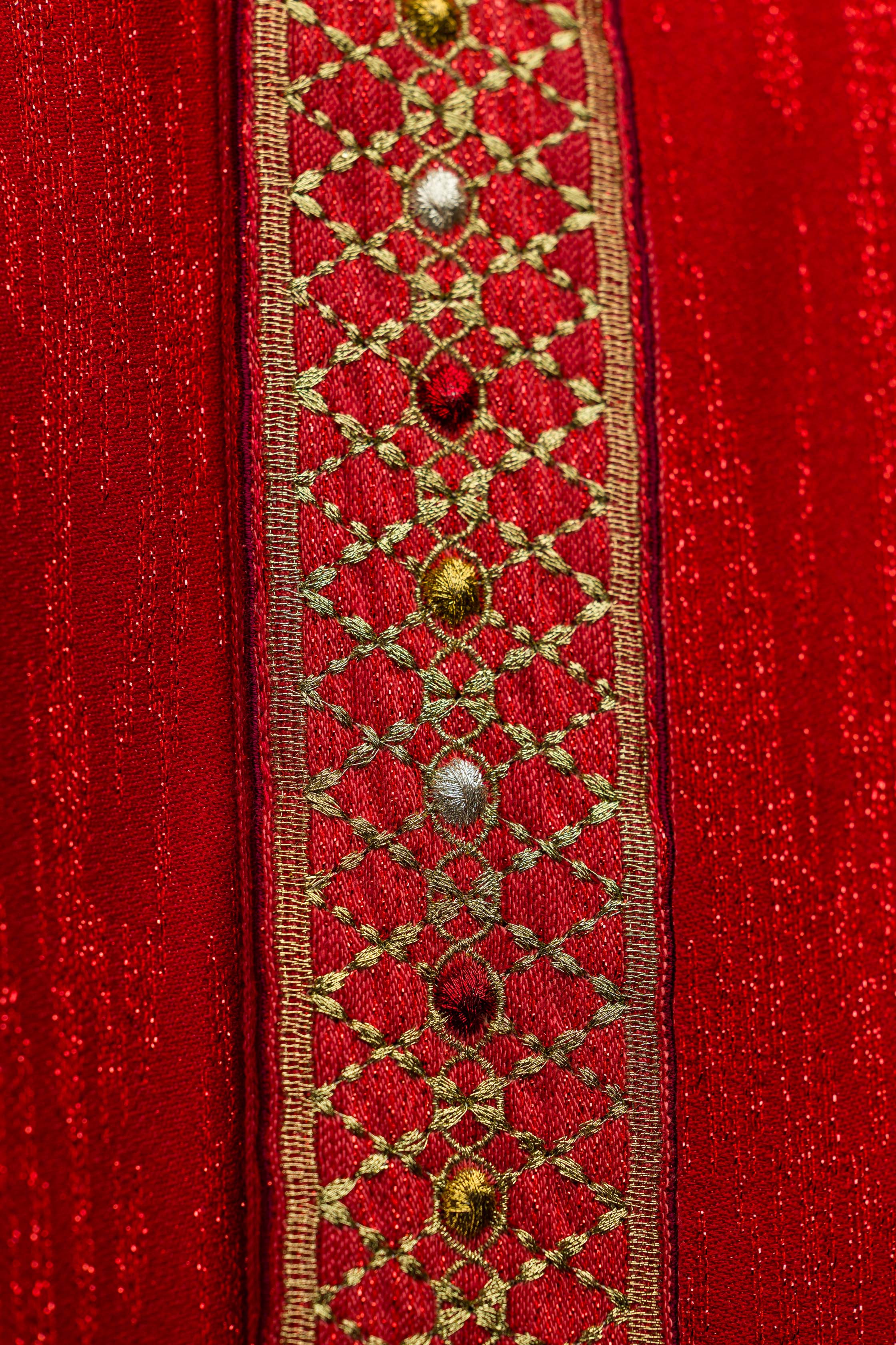 Czerwony Ornat z Haftowanym Pasem i Kołnierzem