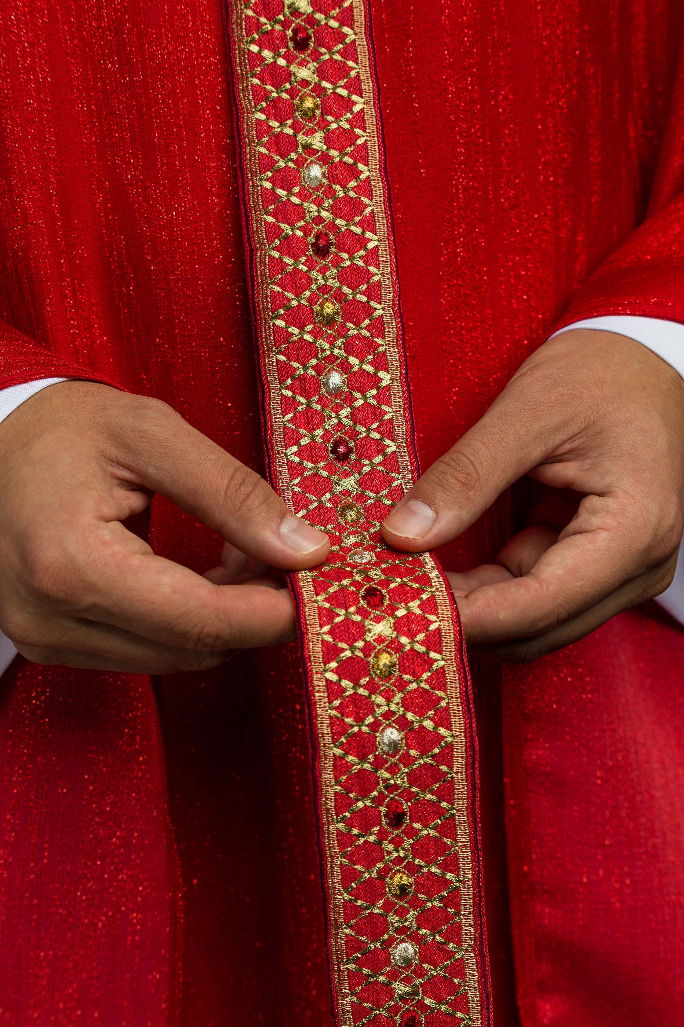 Czerwony Ornat z Haftowanym Pasem i Kołnierzem