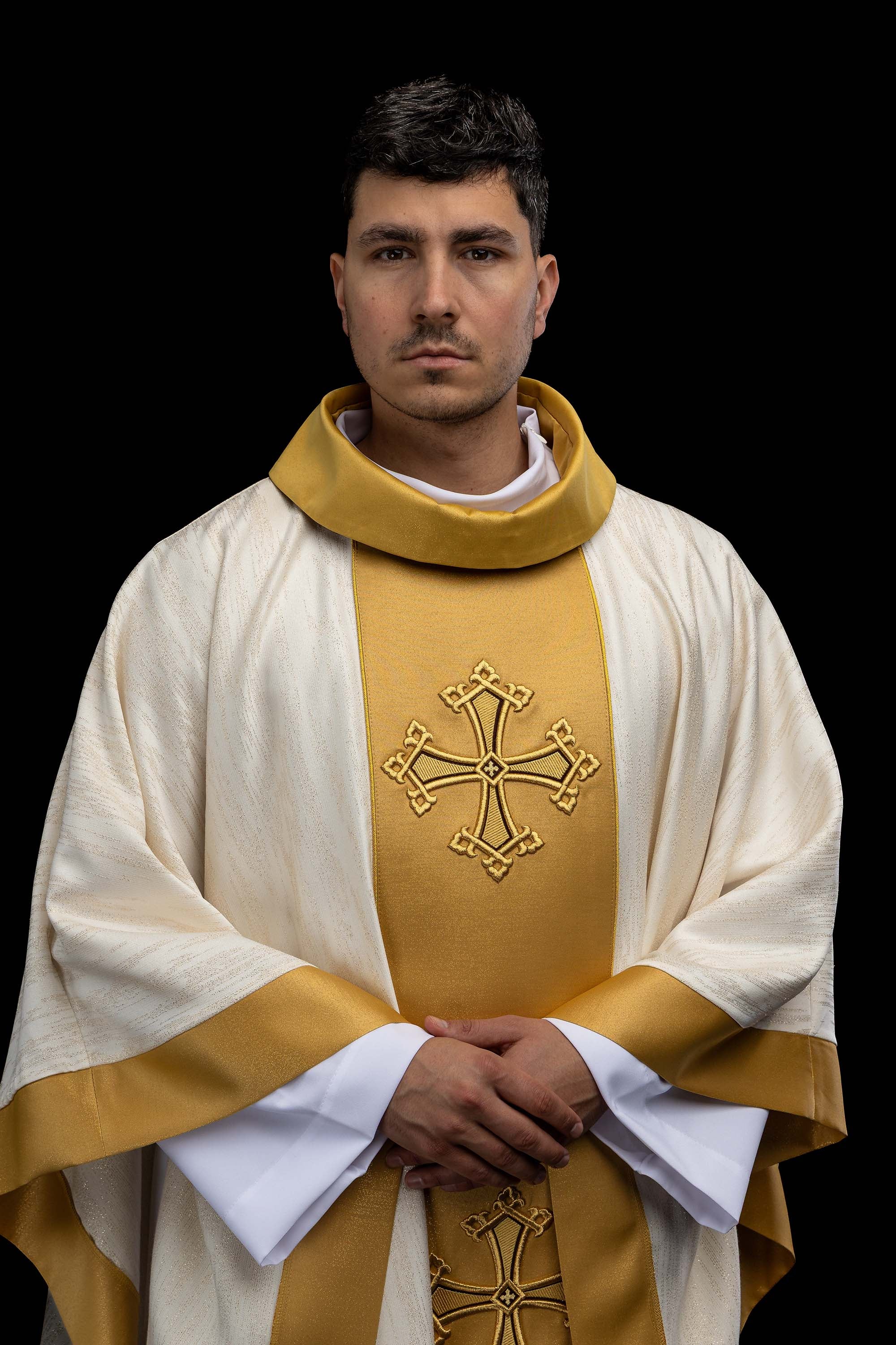 Ecru ornat z haftowanym motywem krzyża z pasem na ozdobnej tkaninie