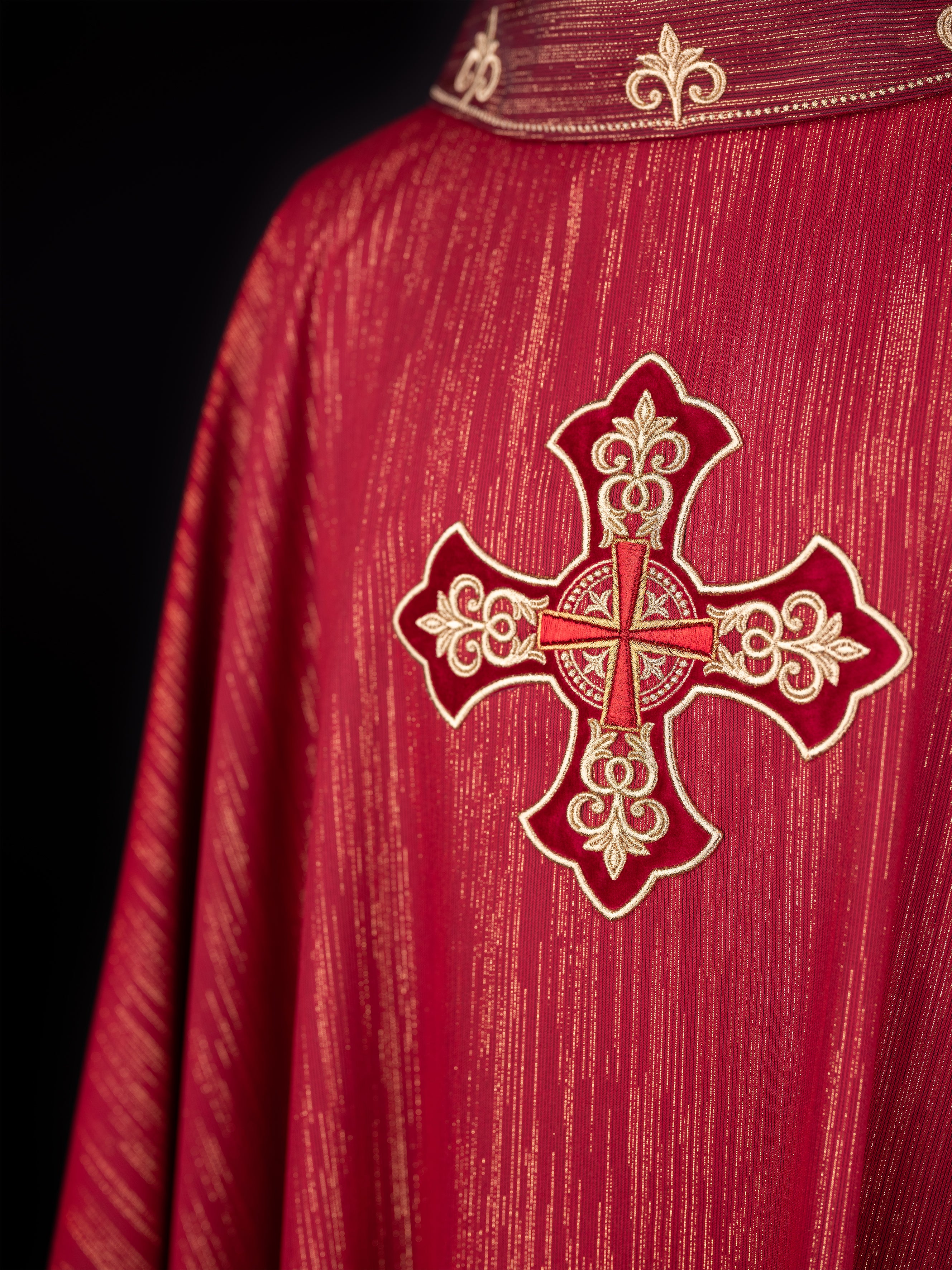 Czerwony ornat z bogato haftowanym krzyżem i zdobionym kołnierzem