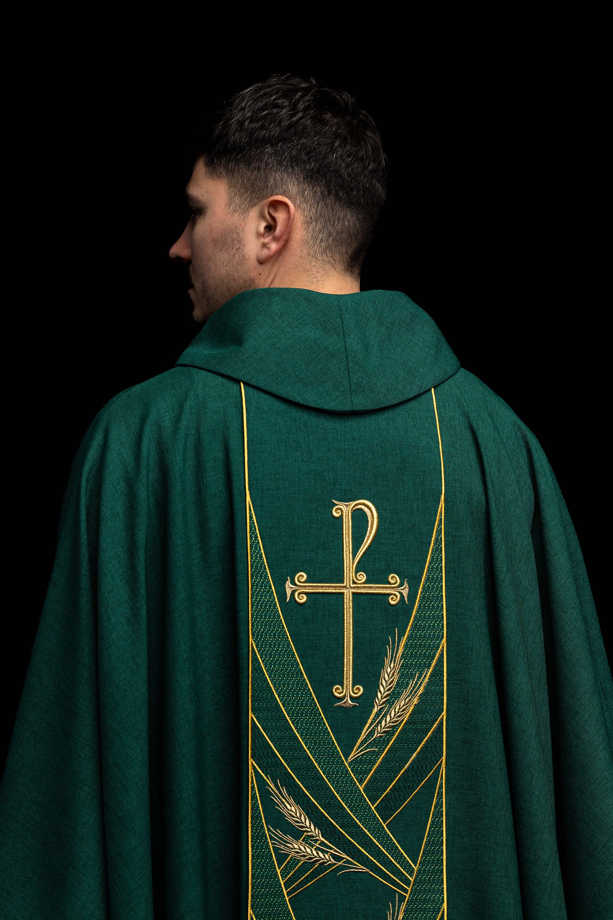 Ornat w kolorze zielonym z haftowanym pasem Pax