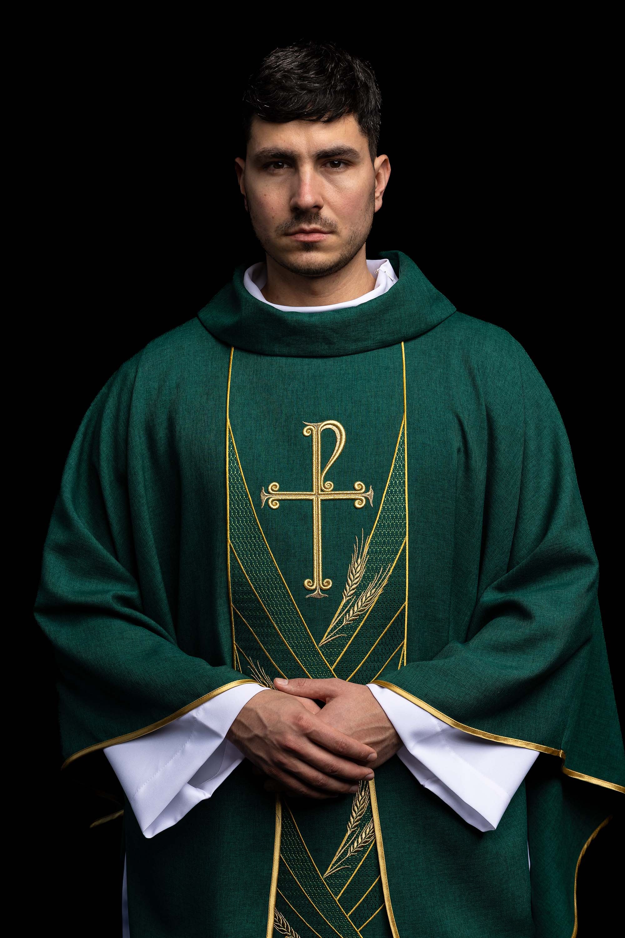 Ornat w kolorze zielonym z haftowanym pasem Pax