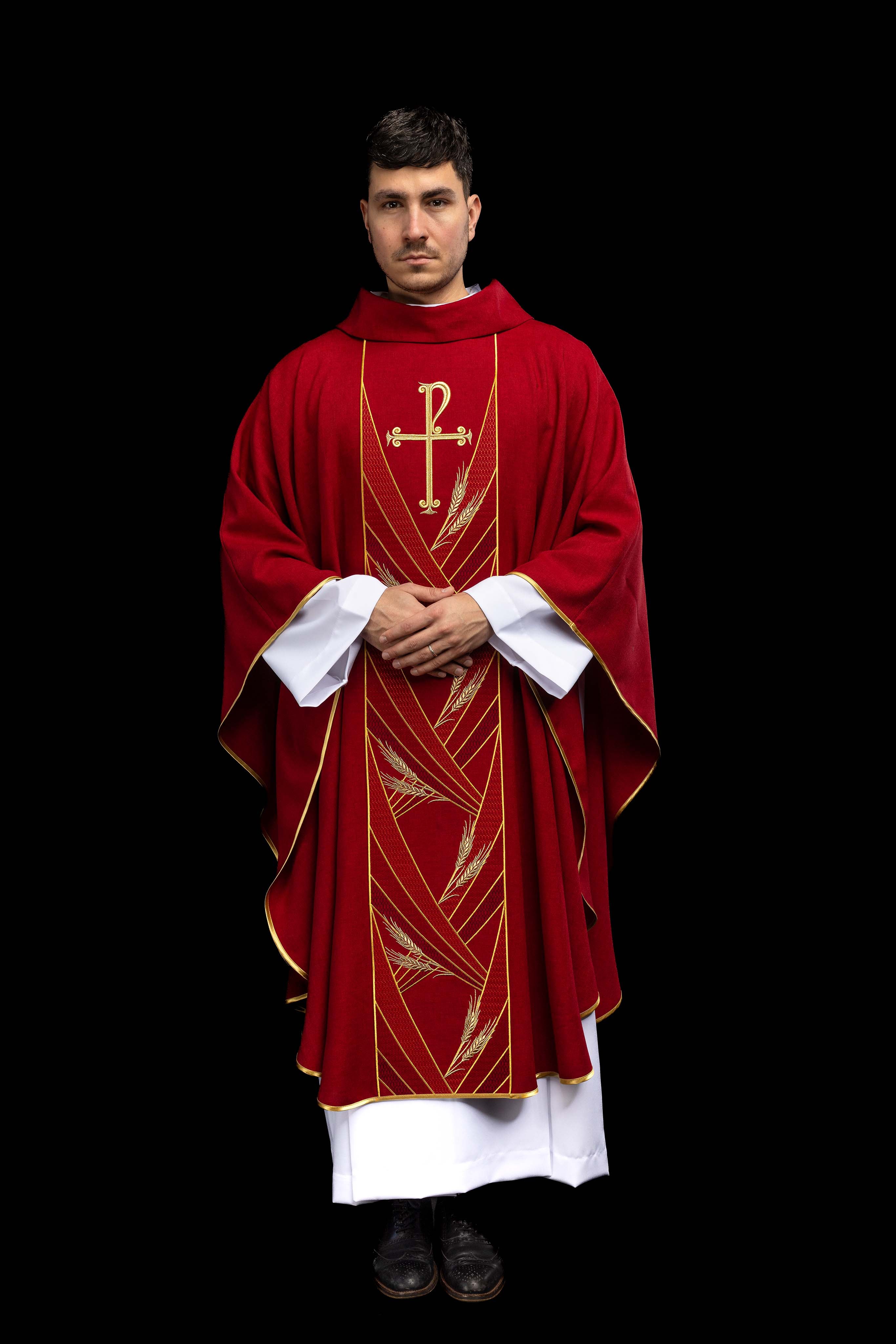 Ornat w kolorze czerwonym z haftowanym pasem Pax