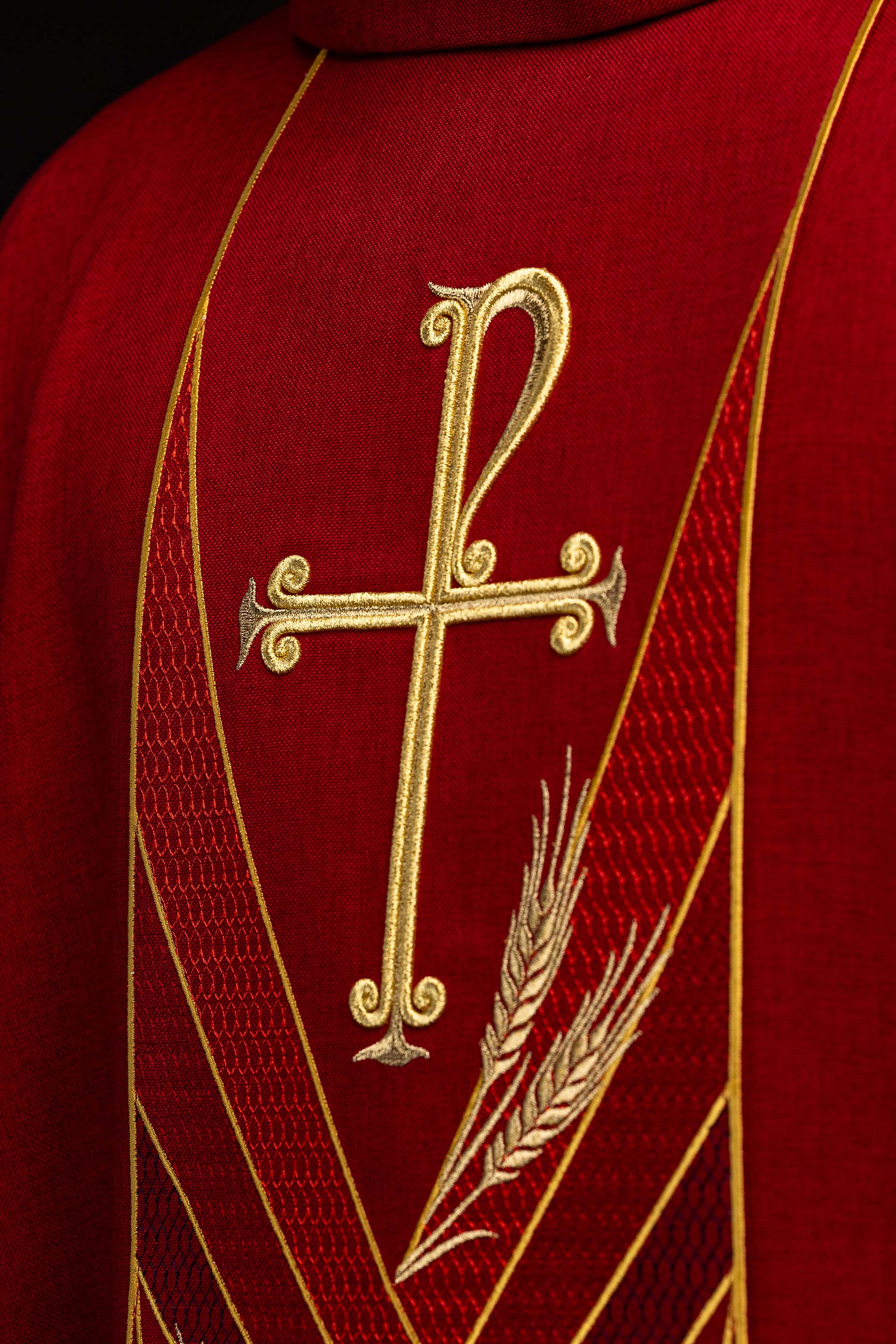 Ornat w kolorze czerwonym z haftowanym pasem Pax