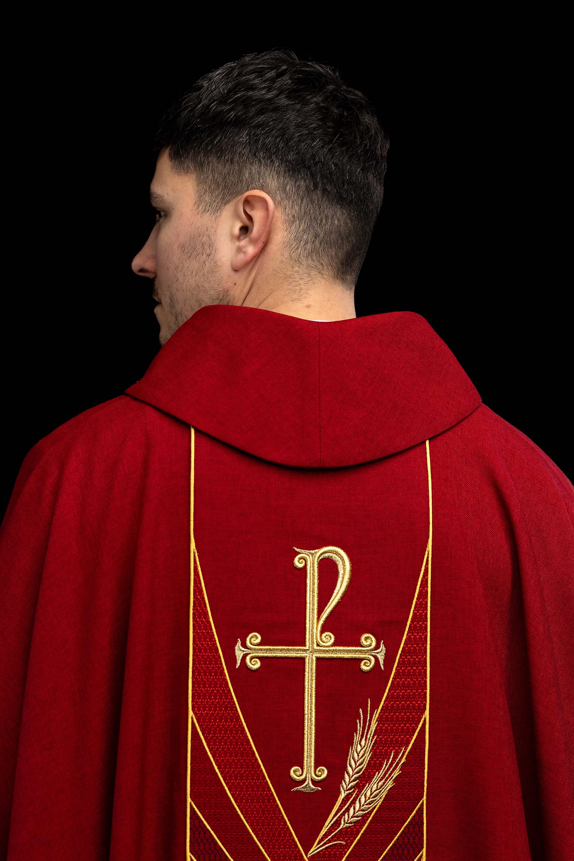 Ornat w kolorze czerwonym z haftowanym pasem Pax