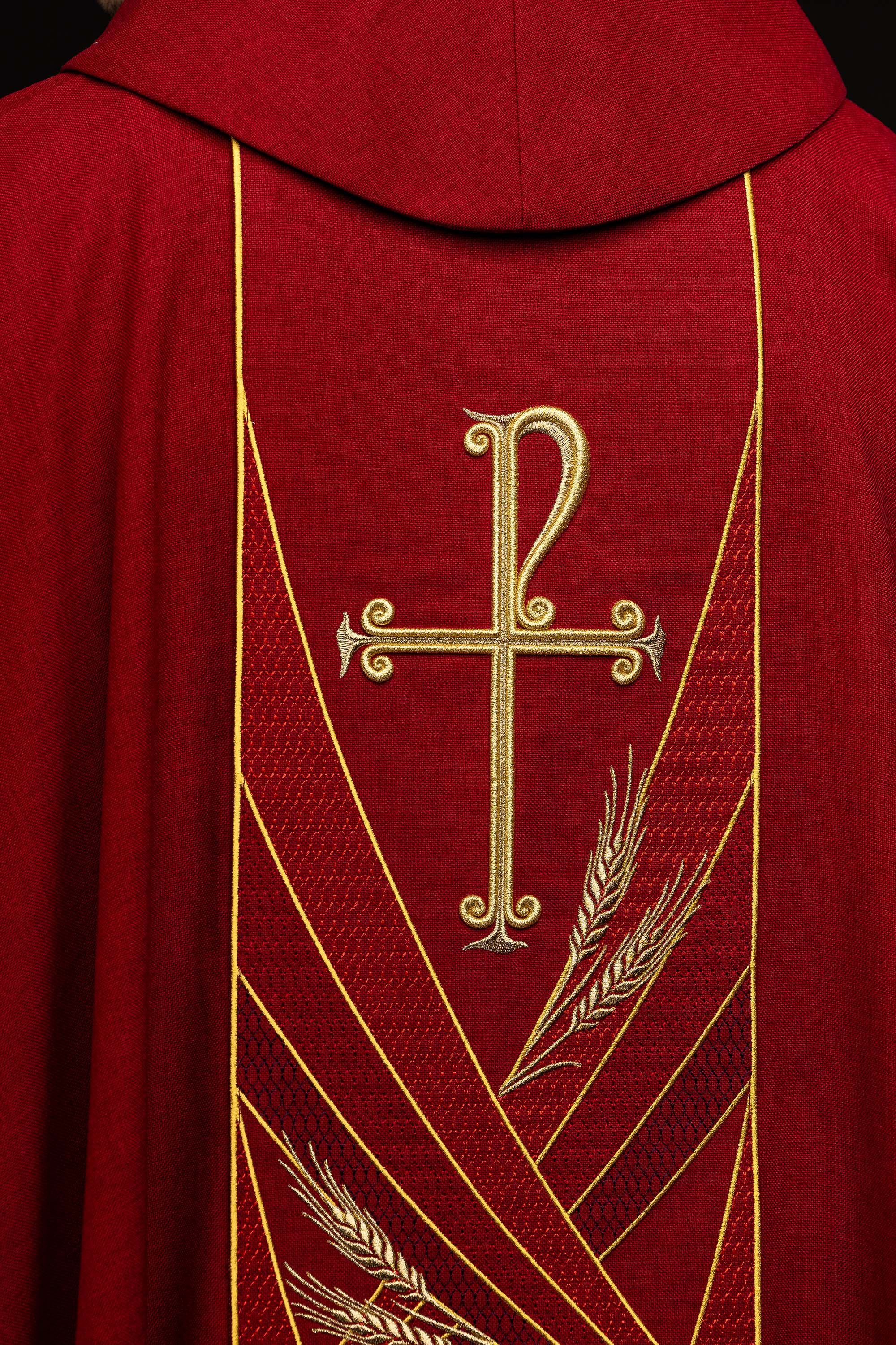 Ornat w kolorze czerwonym z haftowanym pasem Pax