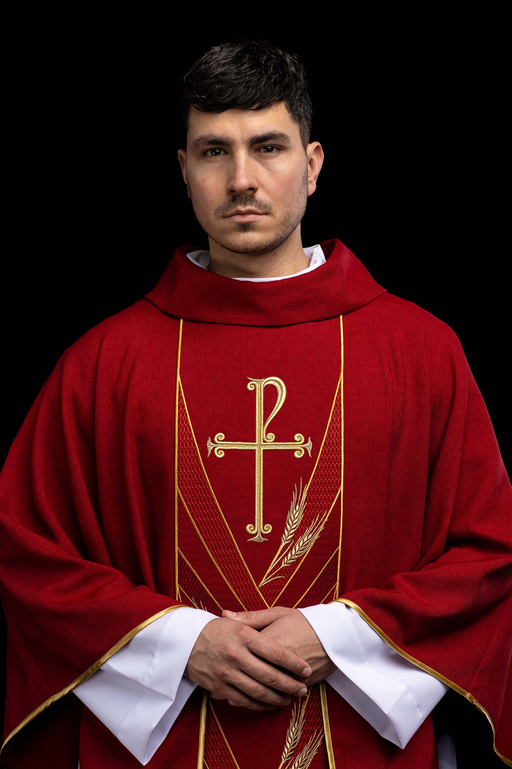 Ornat w kolorze czerwonym z haftowanym pasem Pax