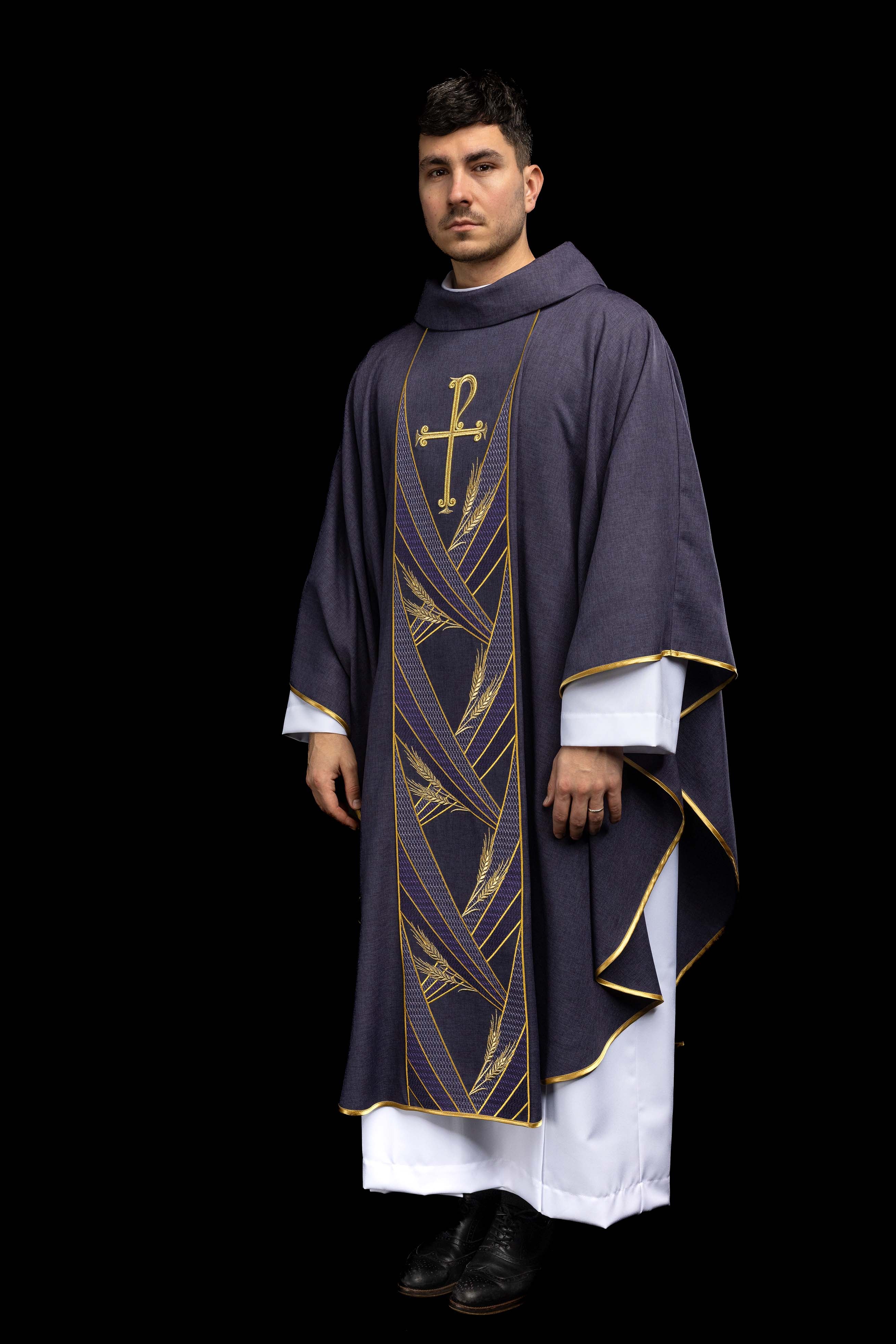 Ornat w kolorze fioletowym z haftowanym pasem Pax