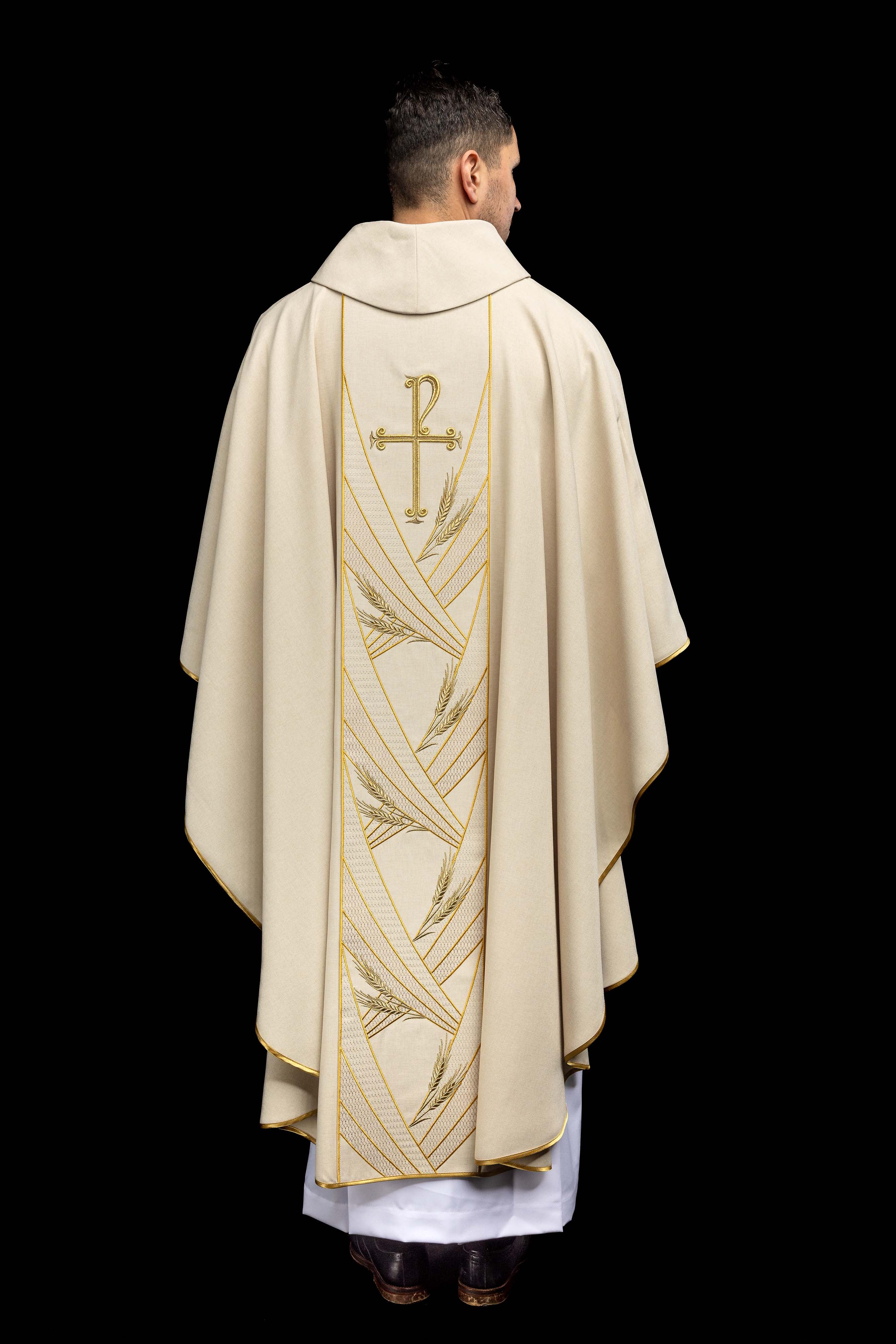 Ornat w kolorze ecru z haftowanym pasem Pax