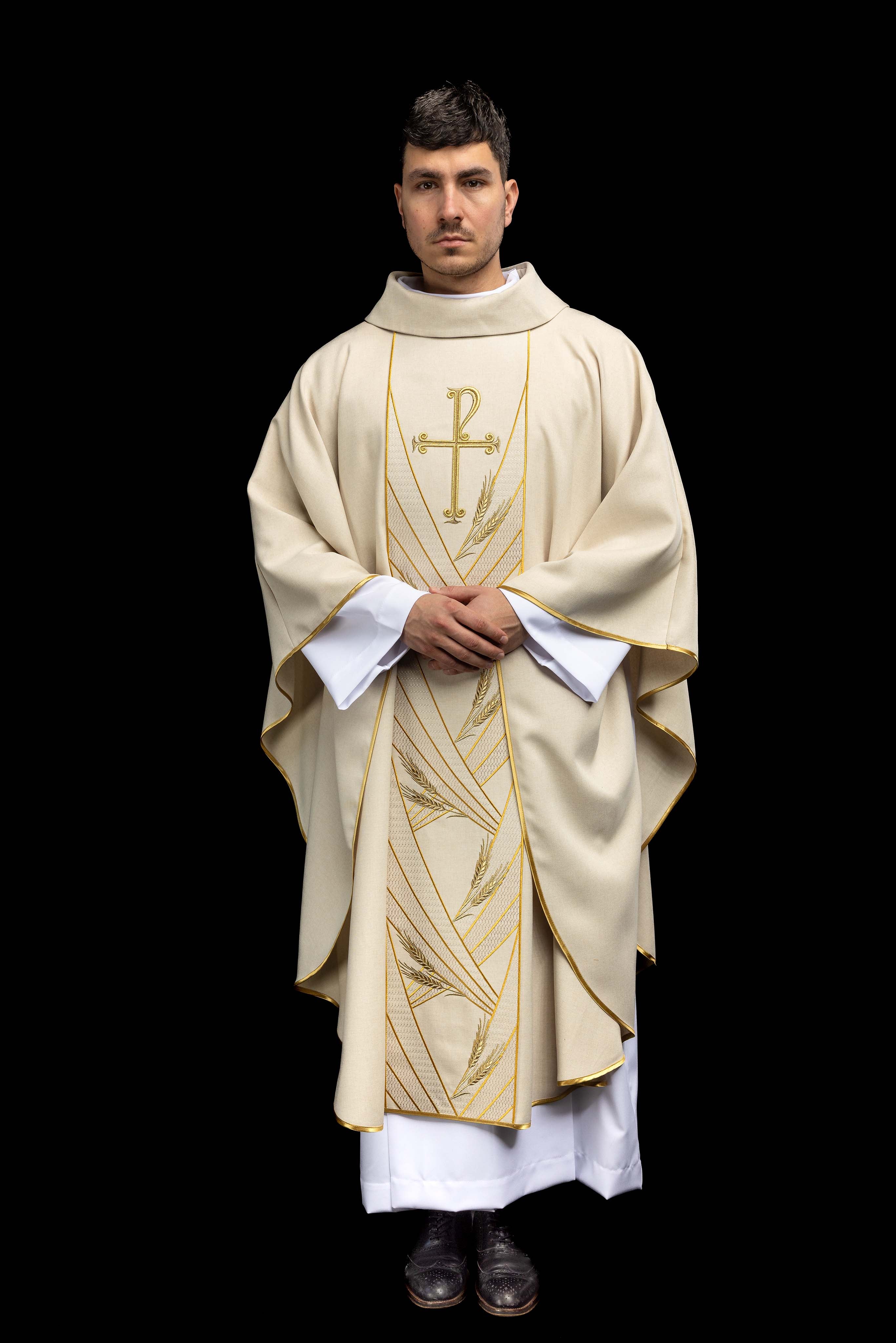 Ornat w kolorze ecru z haftowanym pasem Pax