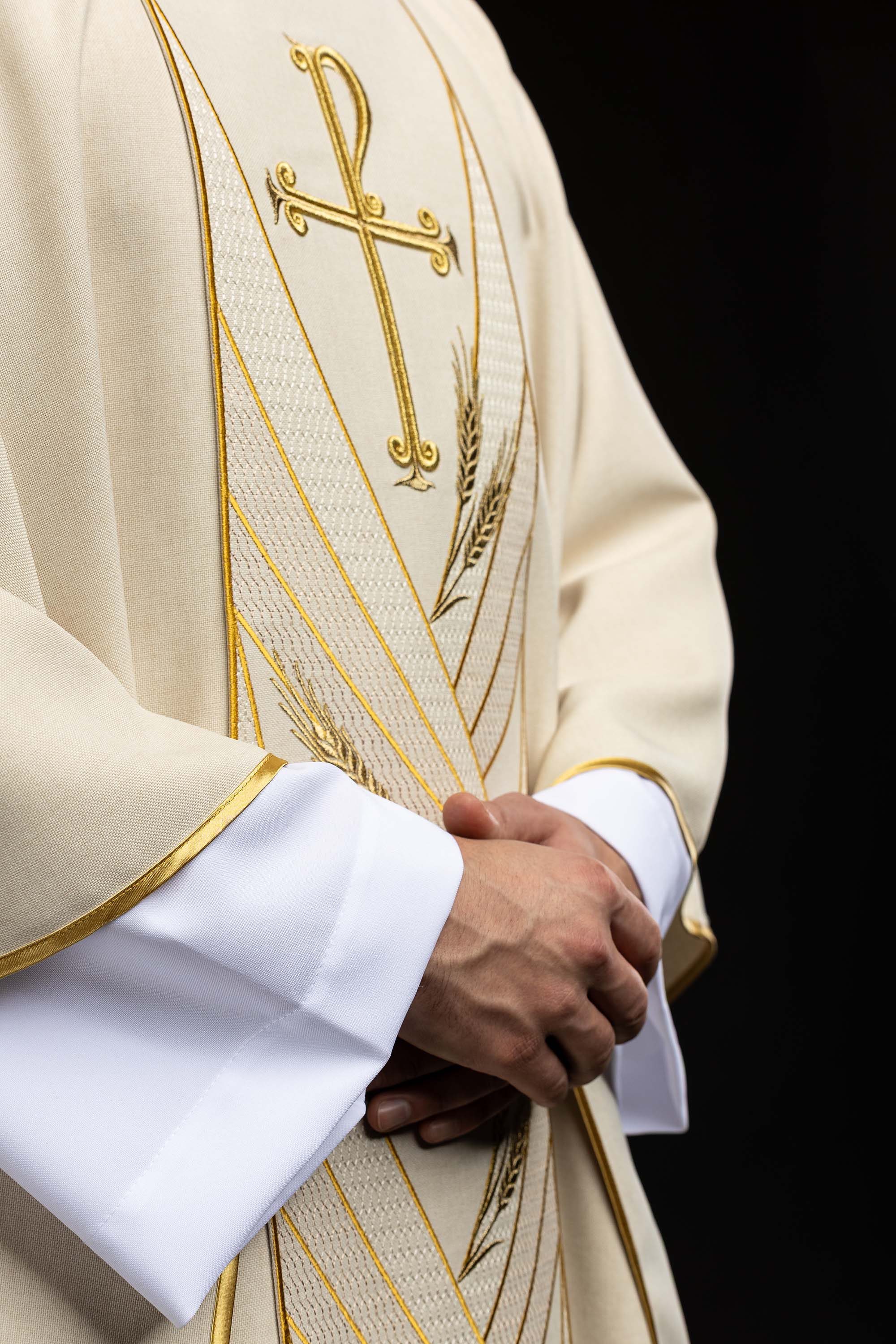 Ornat w kolorze ecru z haftowanym pasem Pax