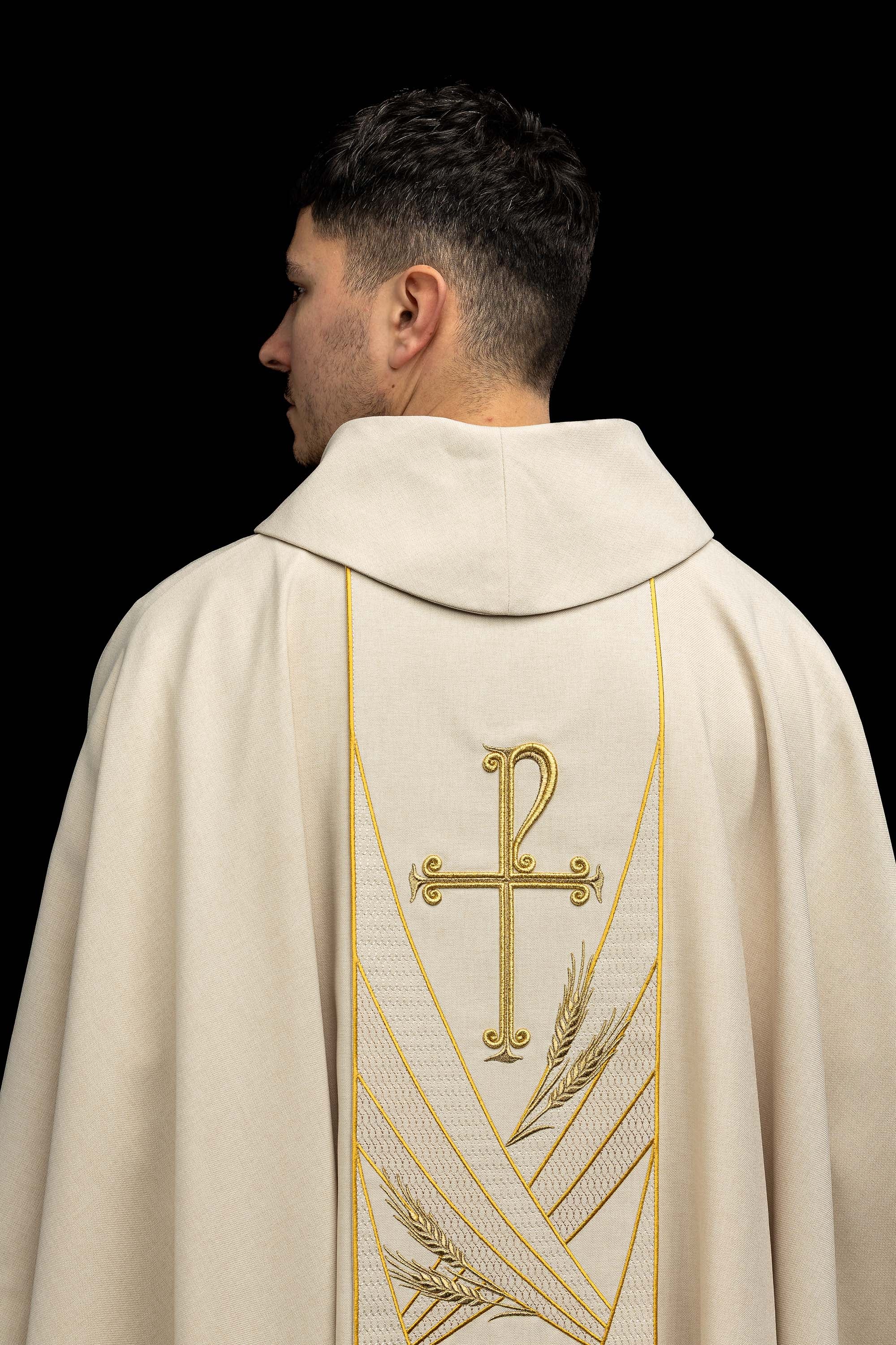 Ornat w kolorze ecru z haftowanym pasem Pax