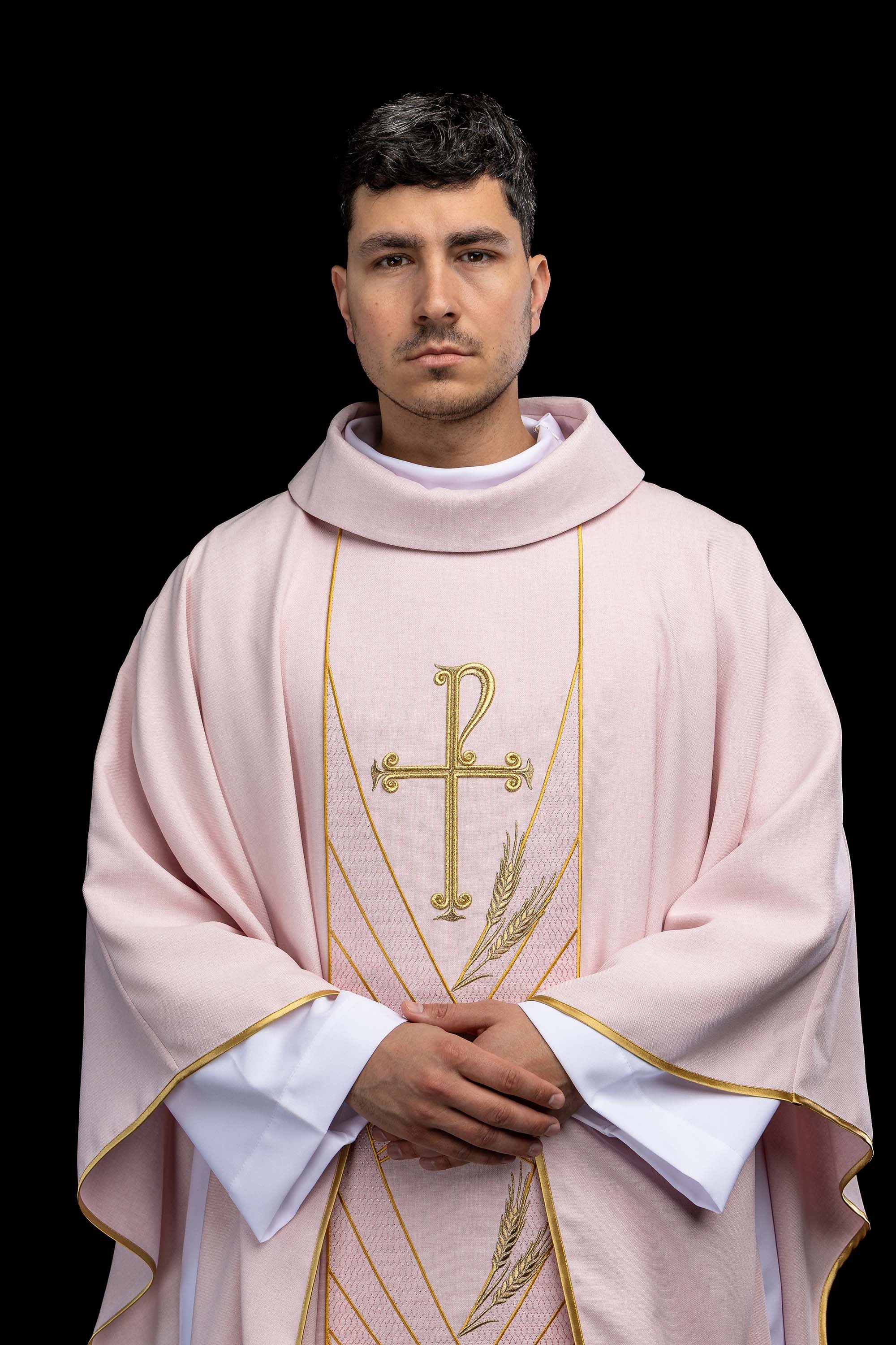 Ornat w kolorze różowym z haftowanym pasem Pax