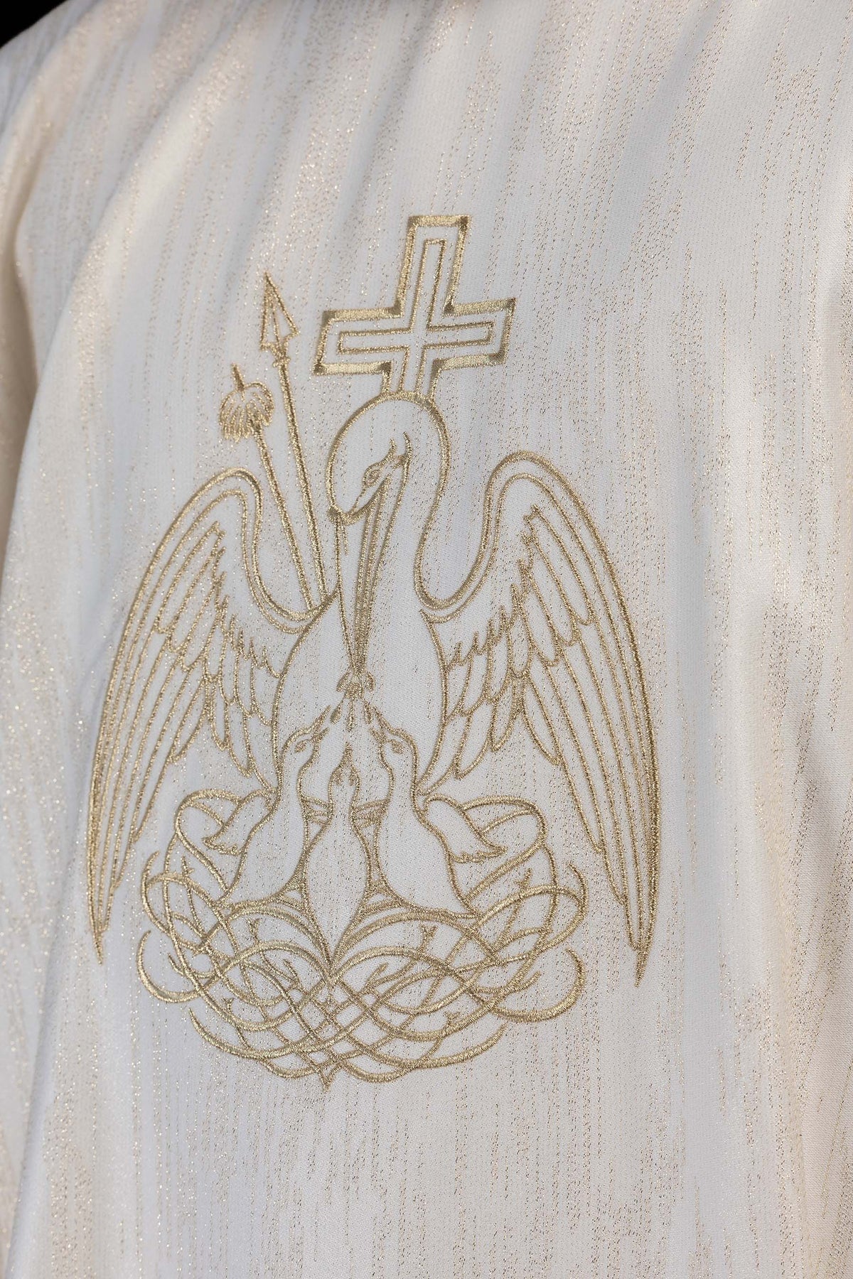 Ornat haftowany z motywem Pelikana na błyszczącej tkaninie ecru