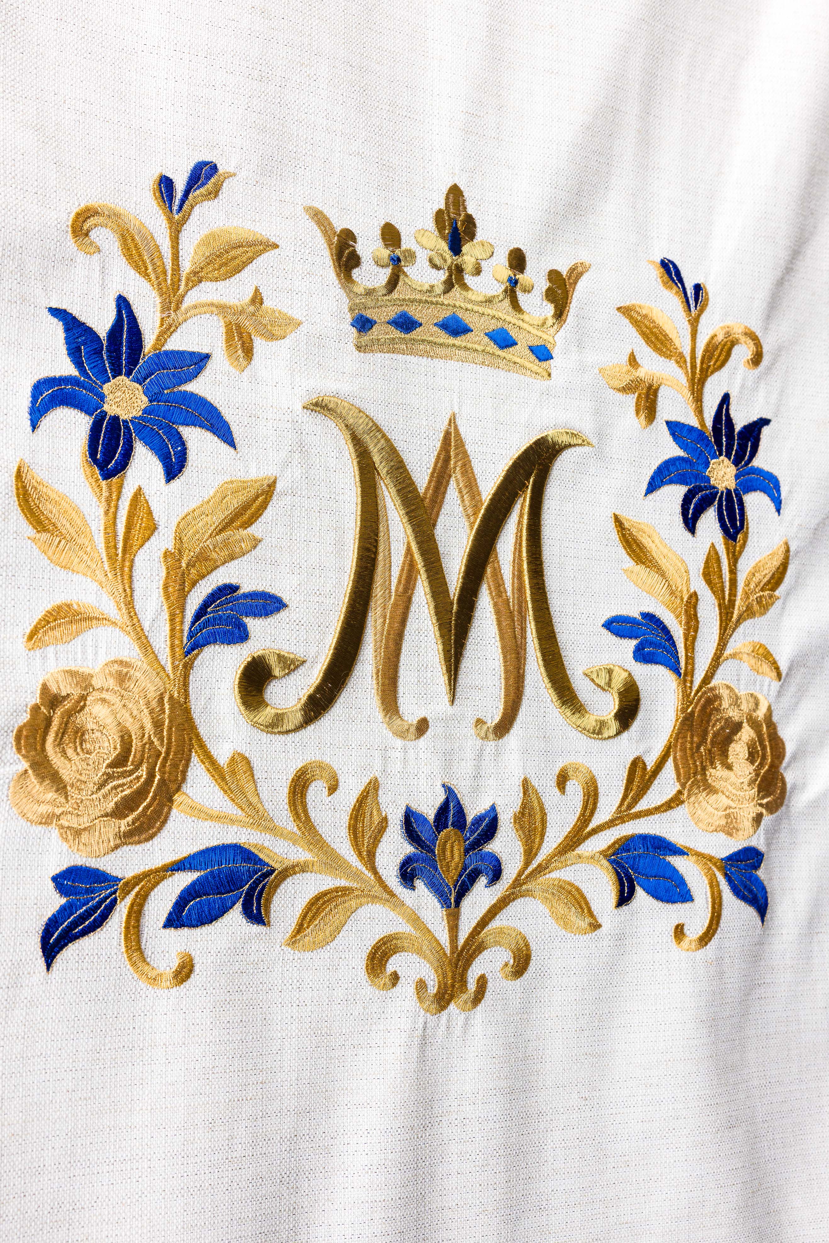 Serweta na lektorium z haftem maryjnym ecru - ORNATY.PL