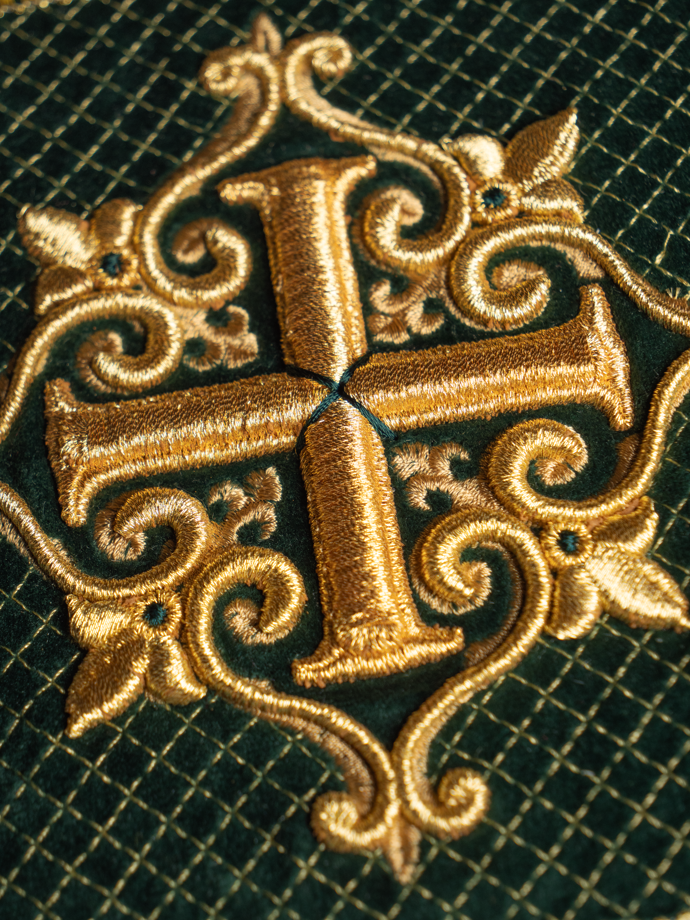 Bielizna kielichowa haftowana zielona złoty krzyż