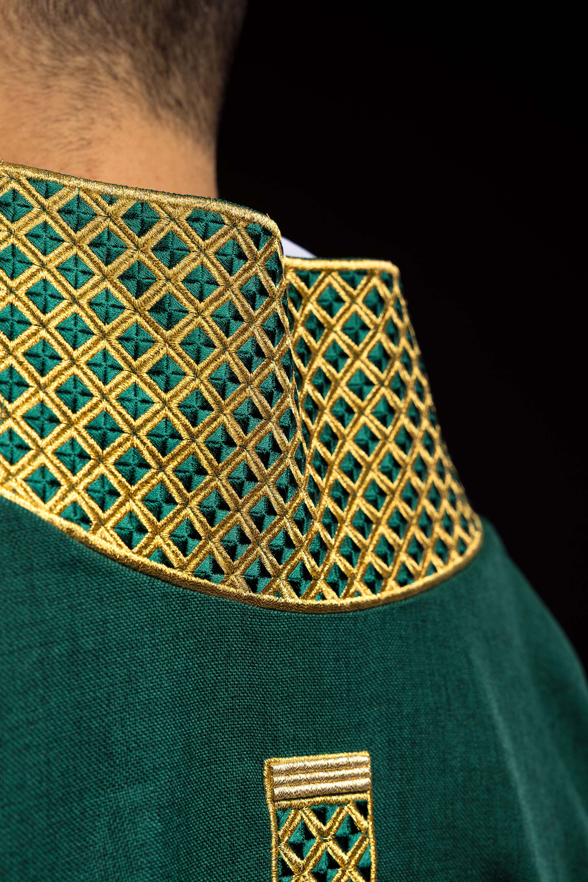 Dalmatyka z haftowanymi krzyżami i kołnierzem zielona