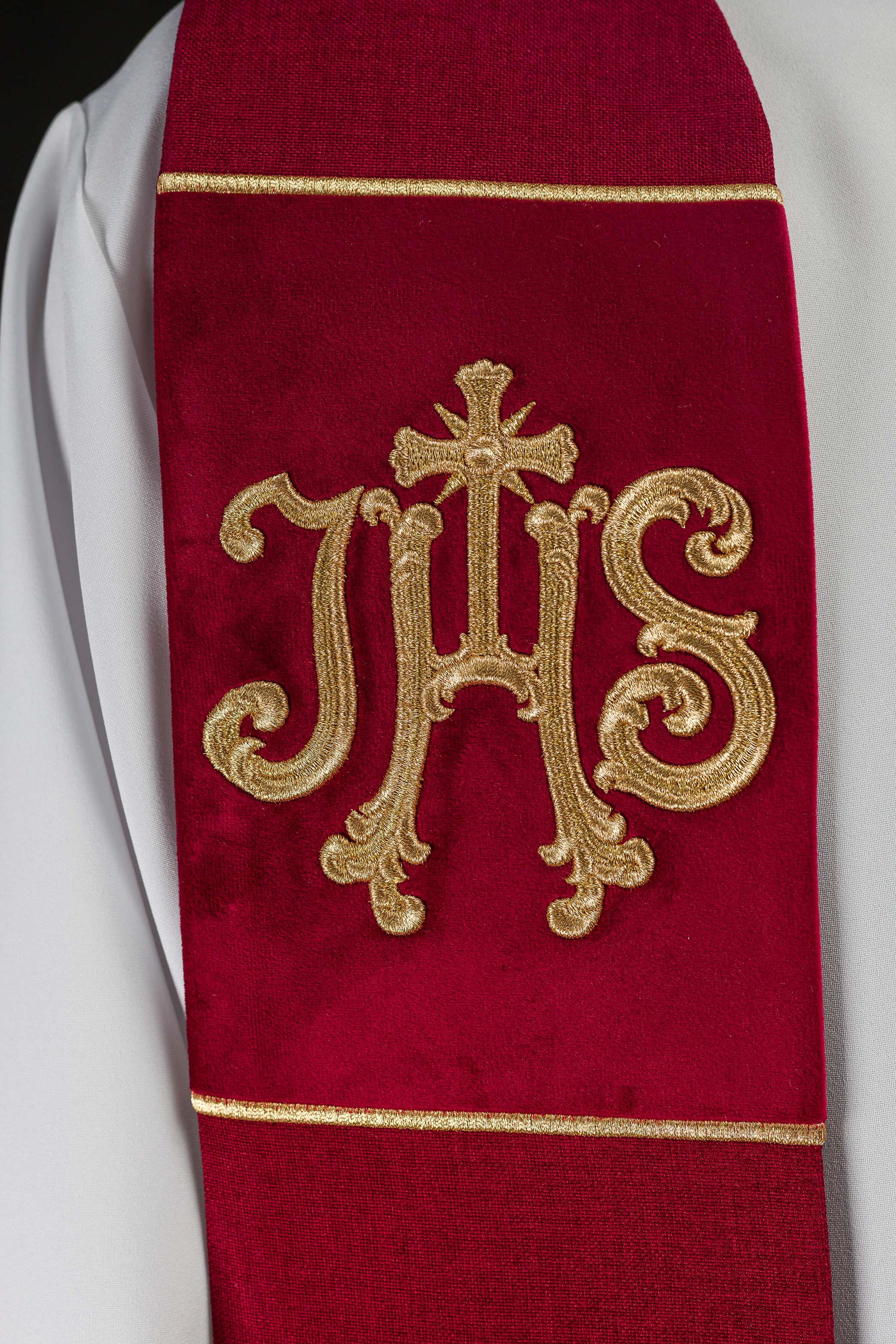 Stuła haftowana aksamitna z motywem IHS czerwona - ORNATY.PL