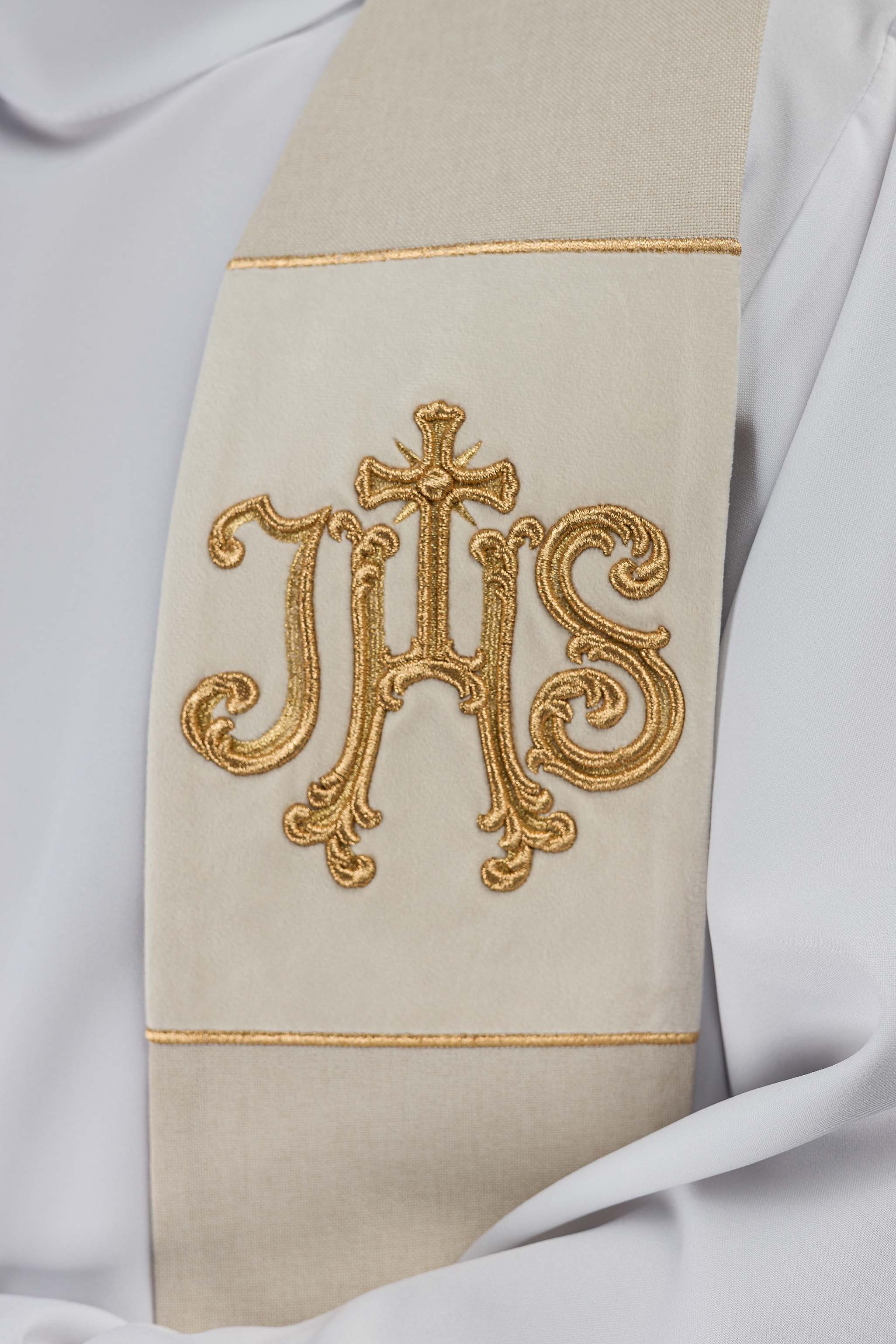 Stuła haftowana aksamitna z motywem IHS ecru - ORNATY.PL