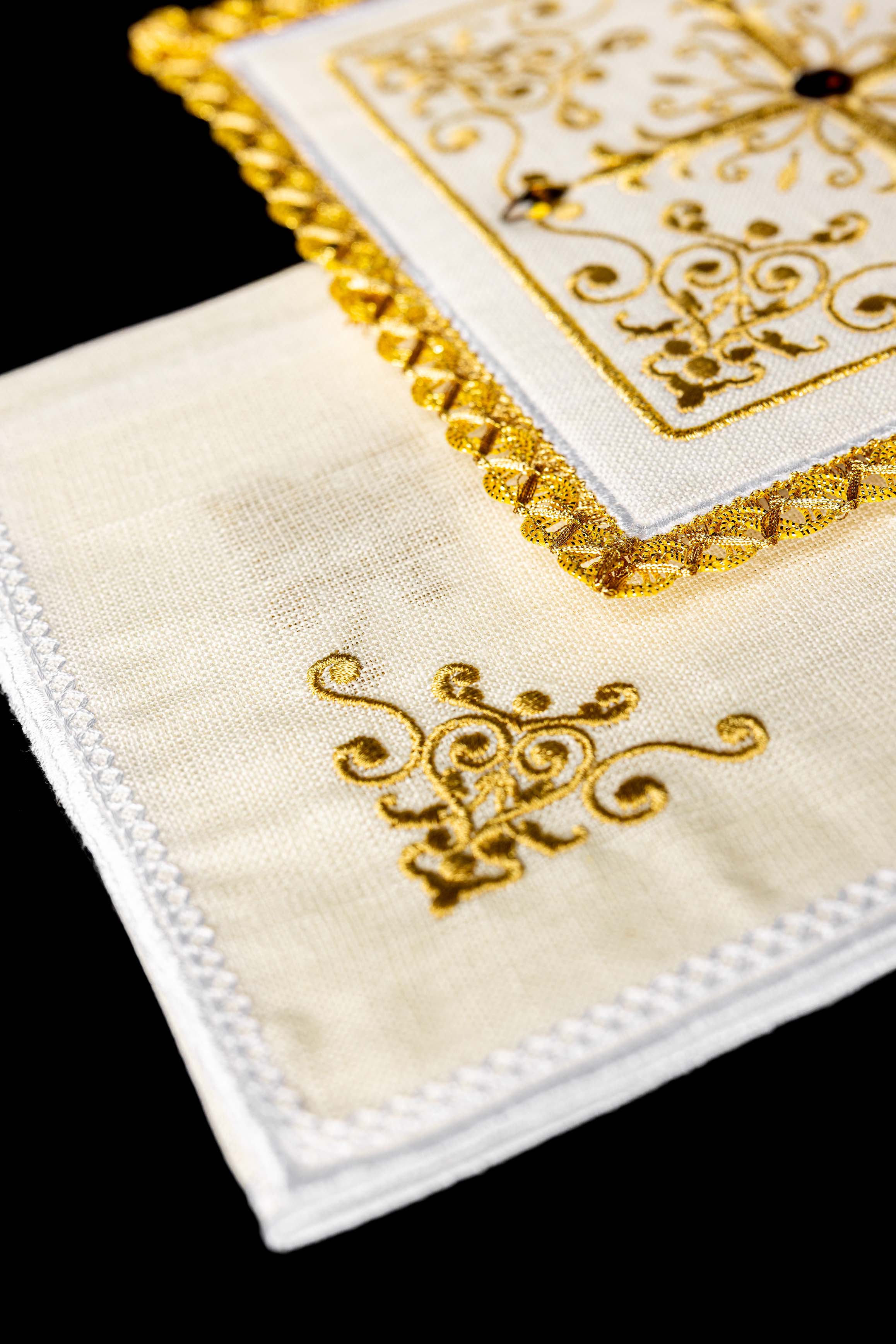 Bogato zdobiony lniany komplet kielichowy z haftem krzyża