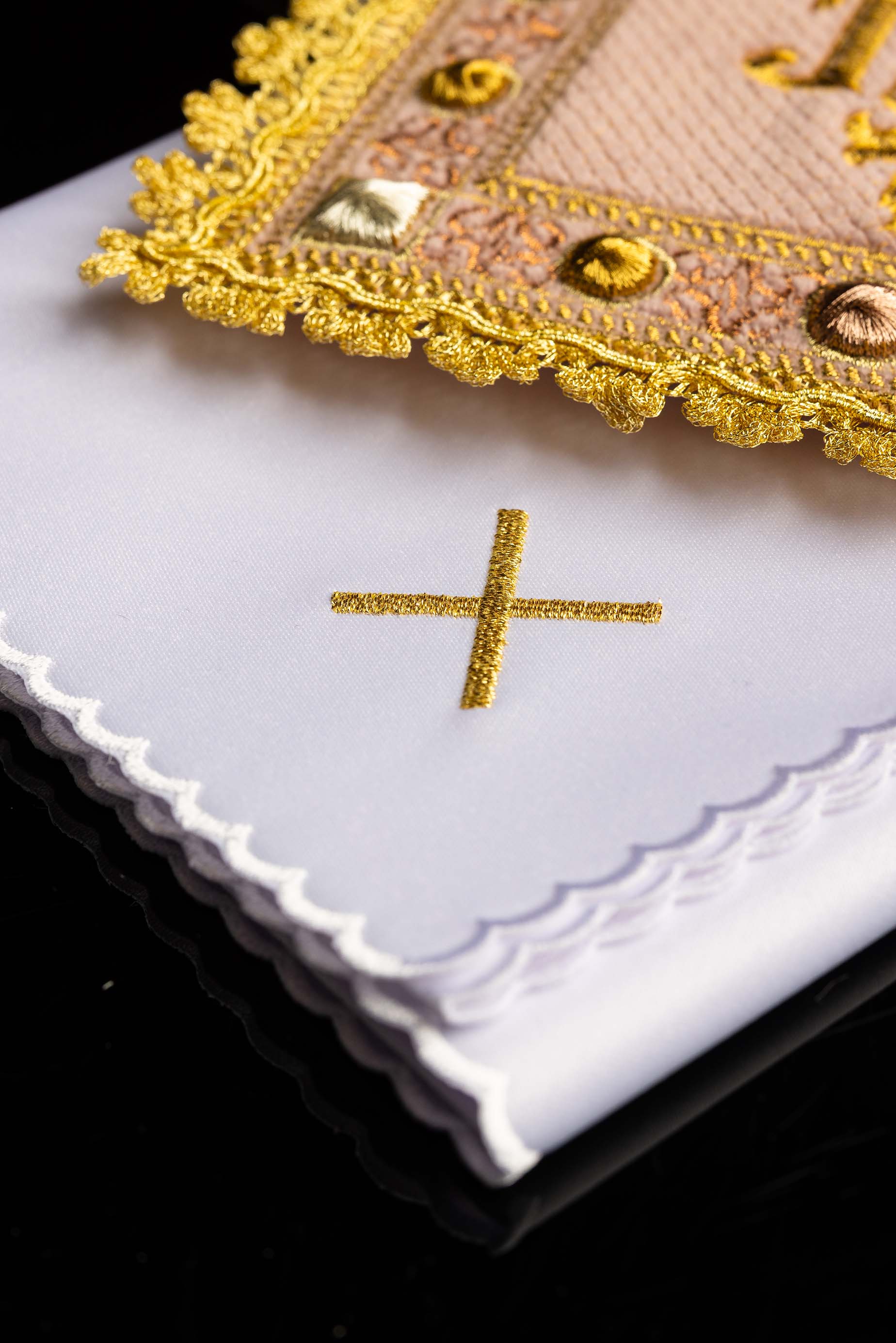 Aksamitny komplet kielichowy w kolorze różowym z haftowanym symbolem IHS - ORNATY.PL