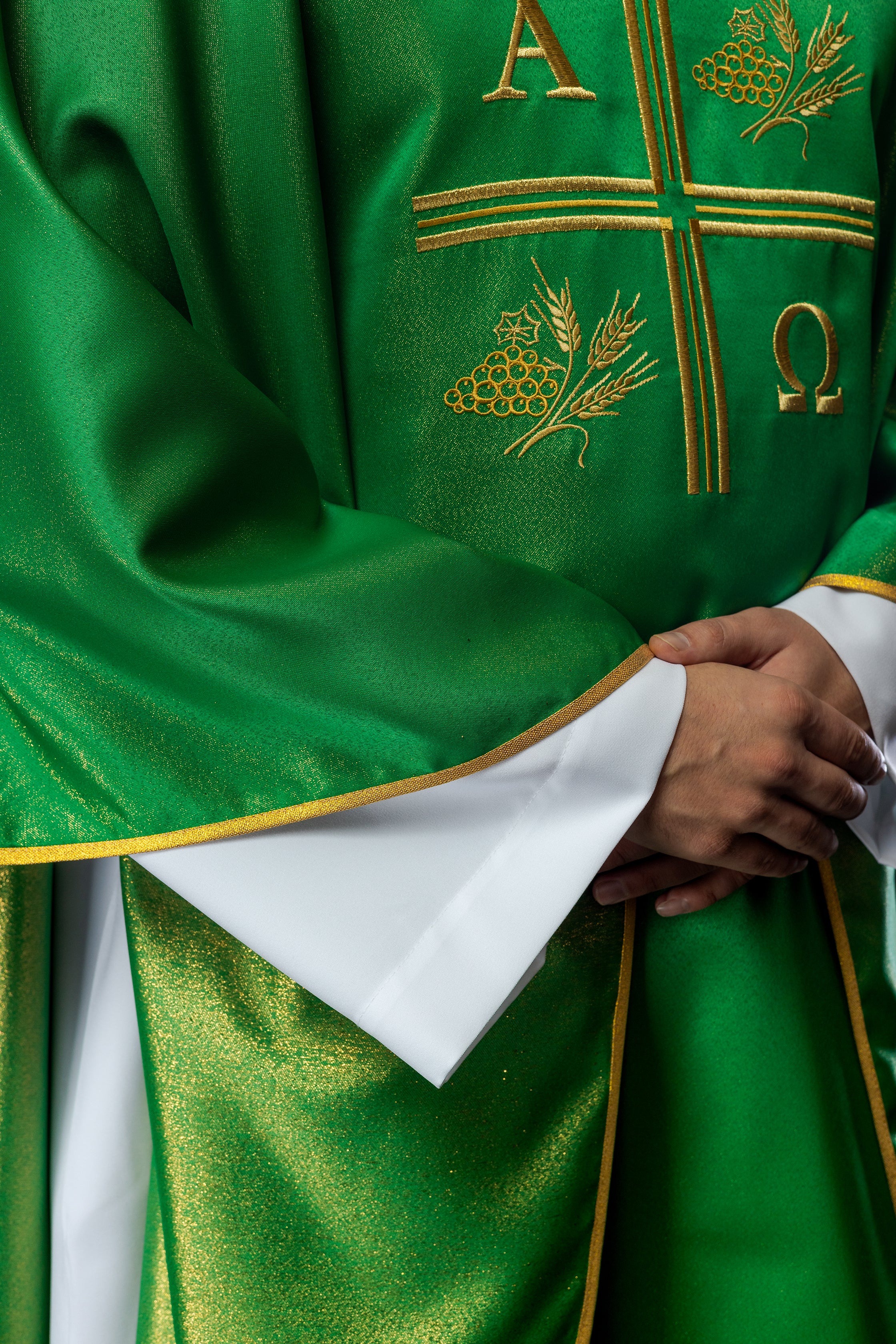 Ornat z haftowanym krzyżem, motywami Alfa i Omegi oraz kłosów w kolorze zielonym