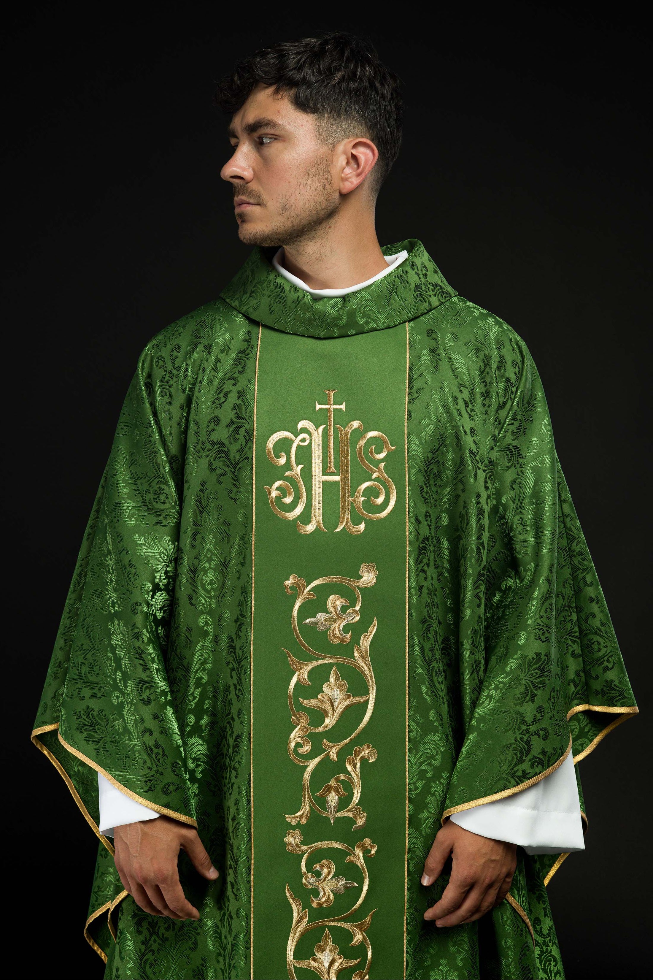 Zielony Ornat liturgiczny z bogato zdobionym pasem IHS - ORNATY.PL