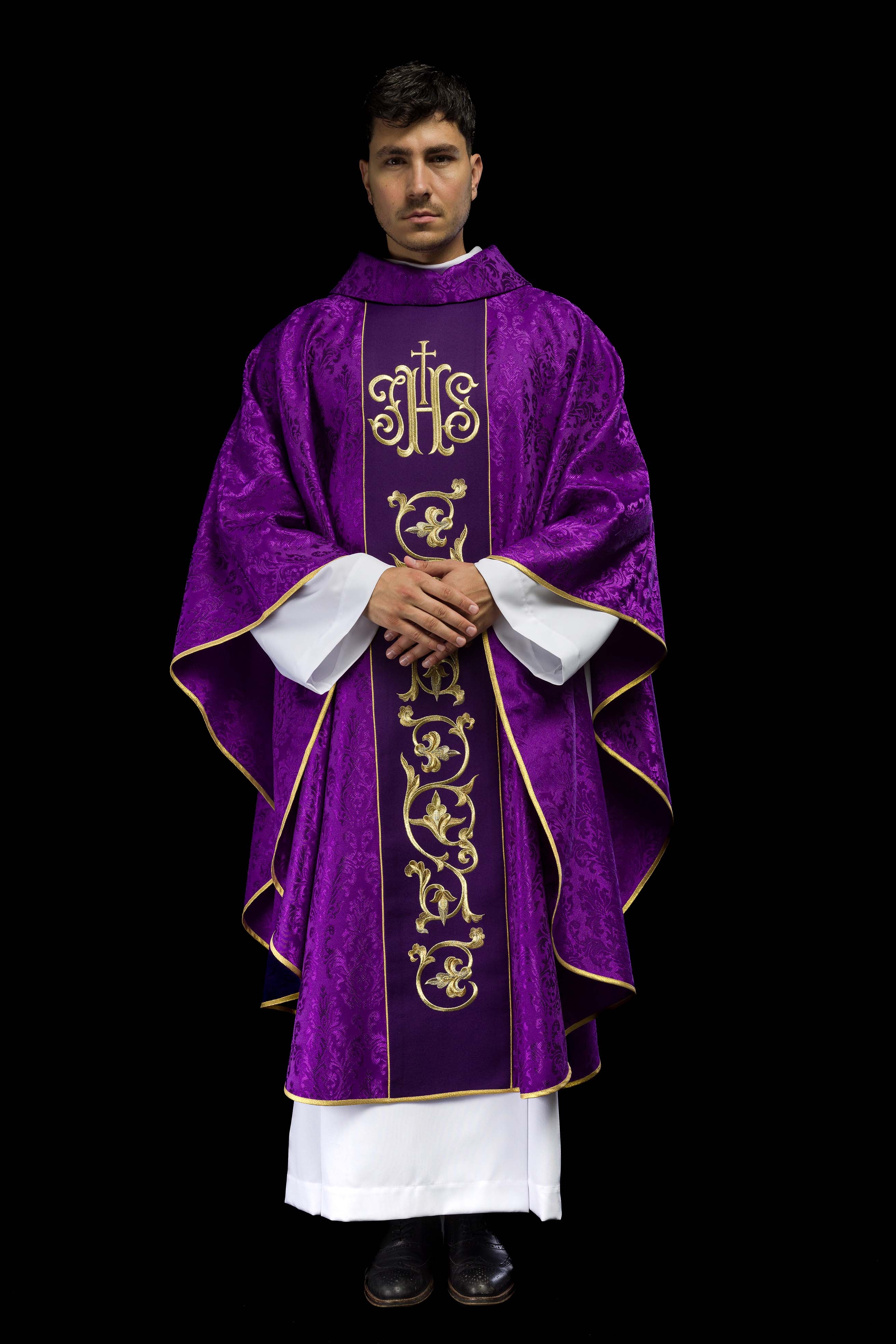 Fioletowy Ornat liturgiczny z bogato zdobionym pasem IHS