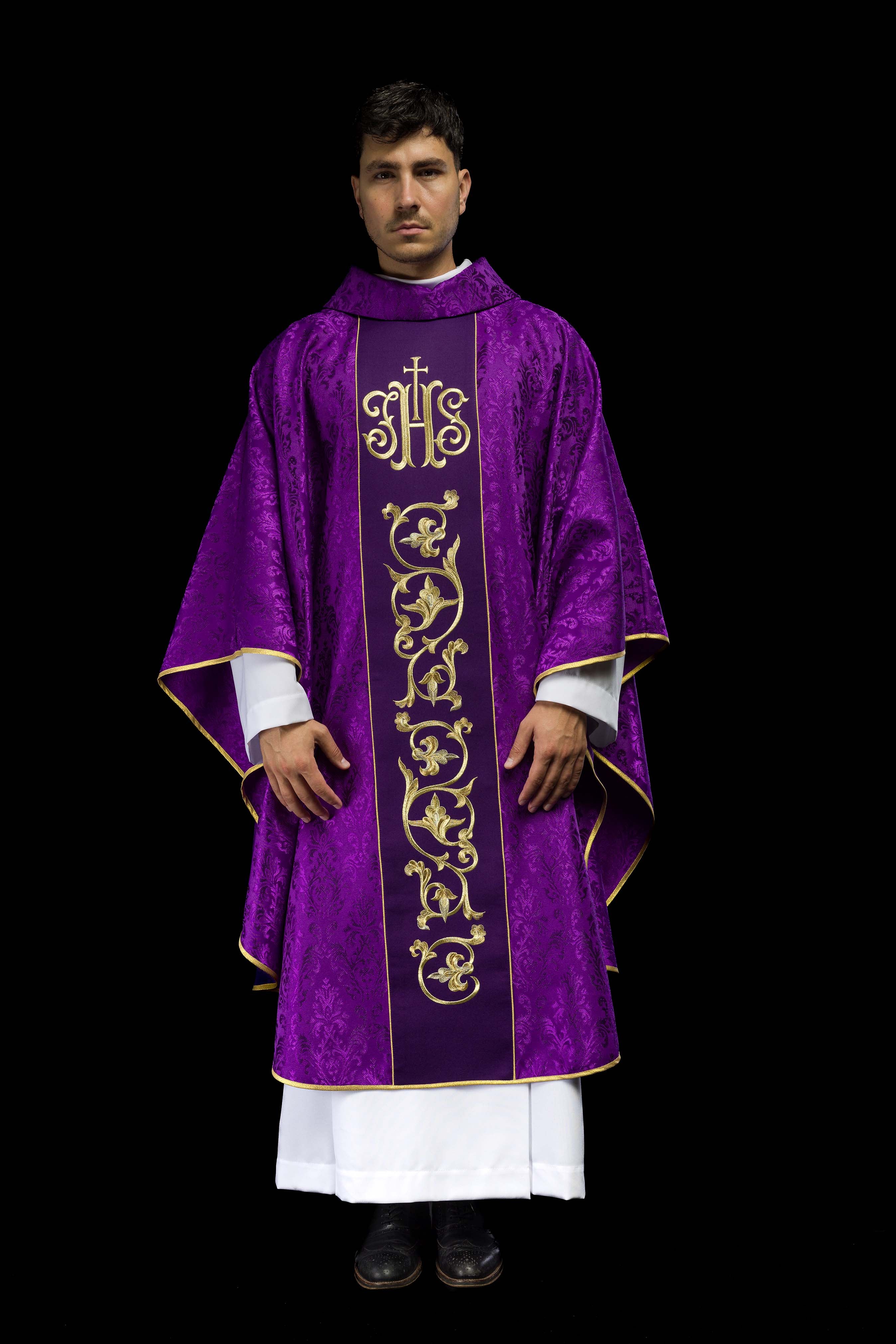 Fioletowy Ornat liturgiczny z bogato zdobionym pasem IHS