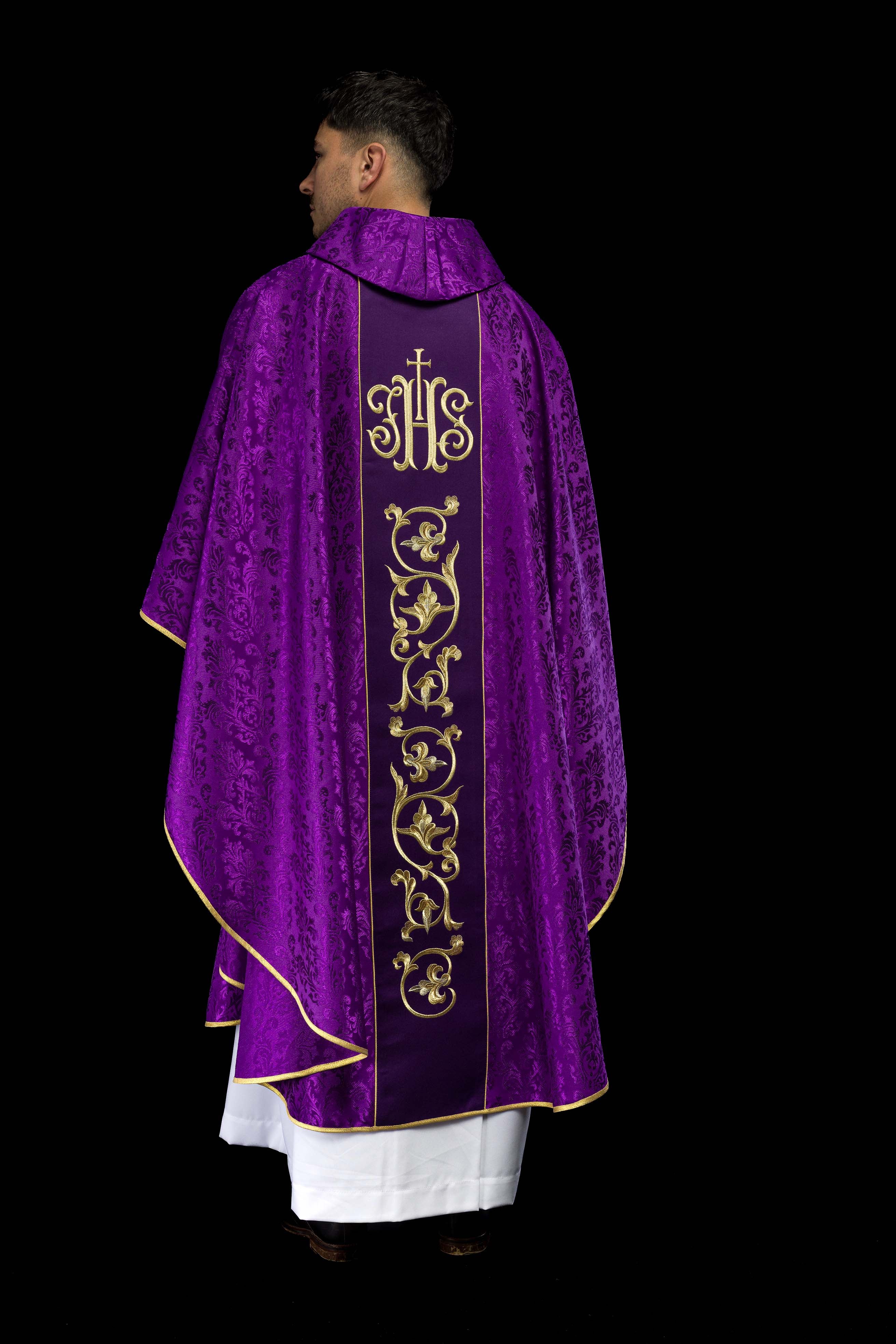 Fioletowy Ornat liturgiczny z bogato zdobionym pasem IHS