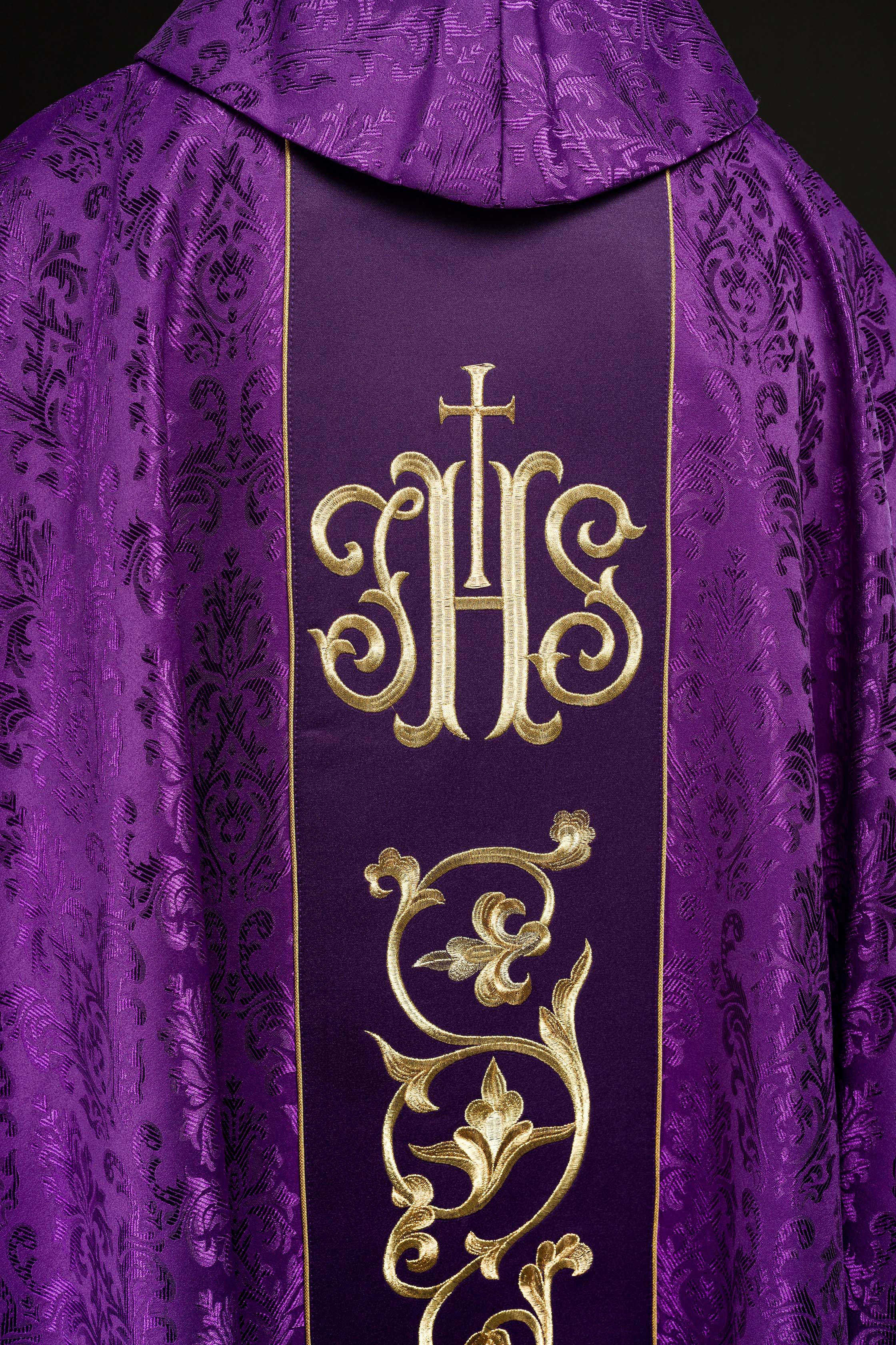 Fioletowy Ornat liturgiczny z bogato zdobionym pasem IHS