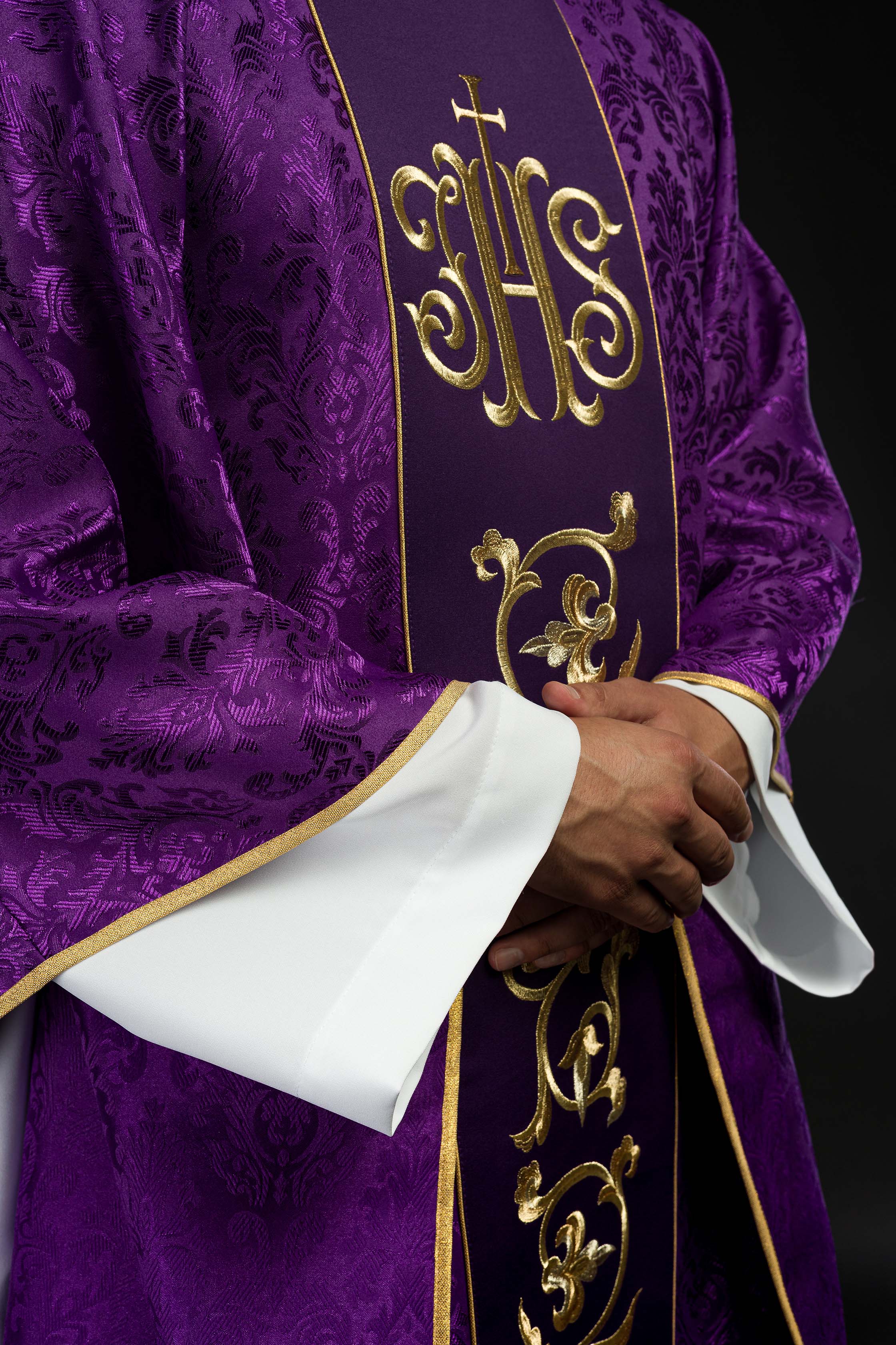 Fioletowy Ornat liturgiczny z bogato zdobionym pasem IHS