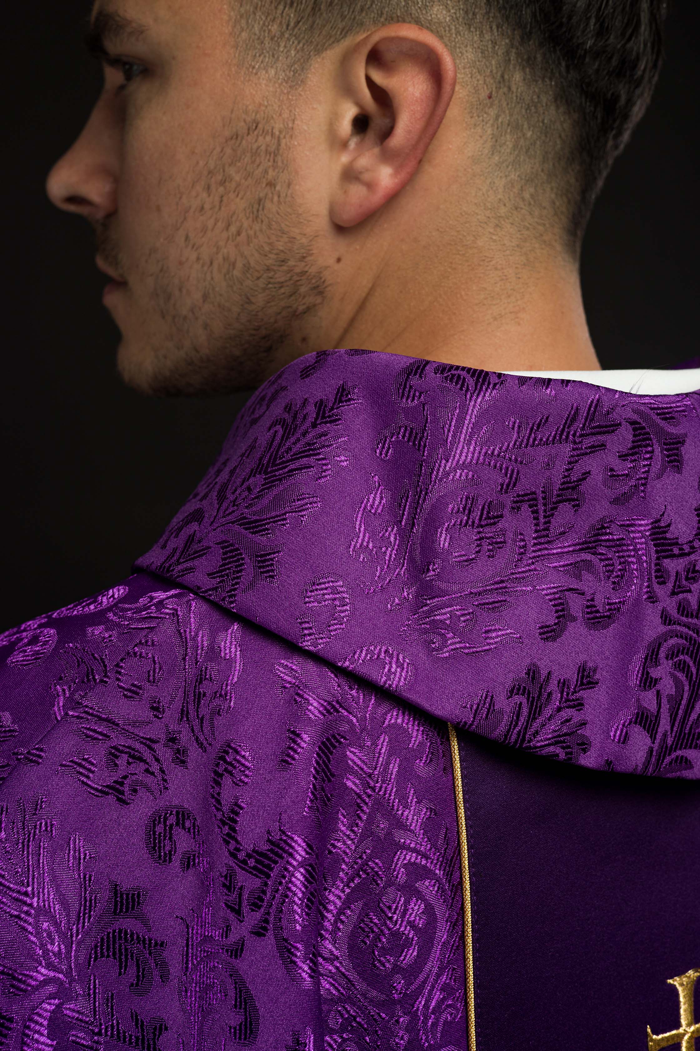 Fioletowy Ornat liturgiczny z bogato zdobionym pasem IHS