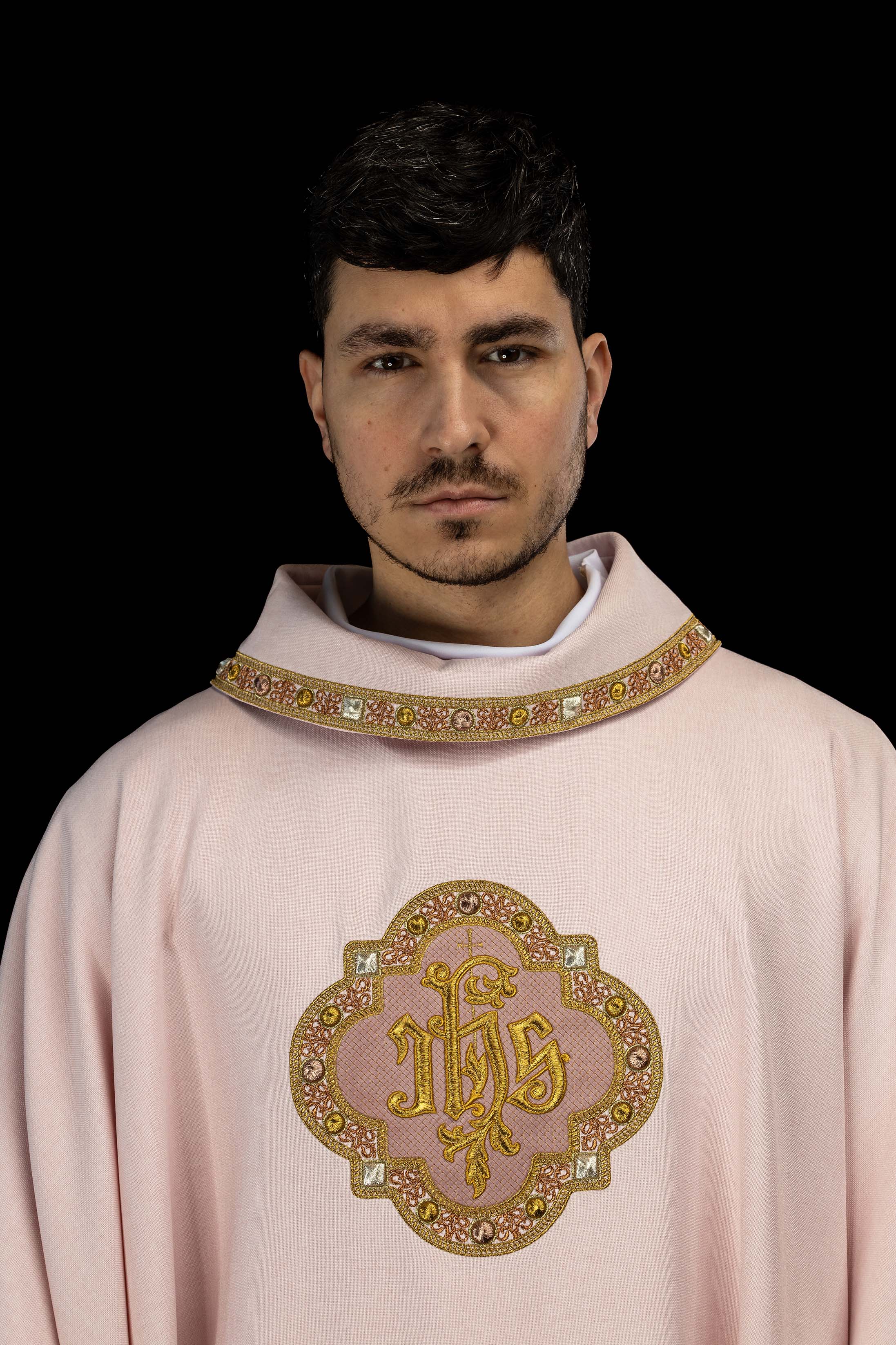 Ornat z lamówką wokół haftu IHS I kołnierza w kolorze różowym - ORNATY.PL