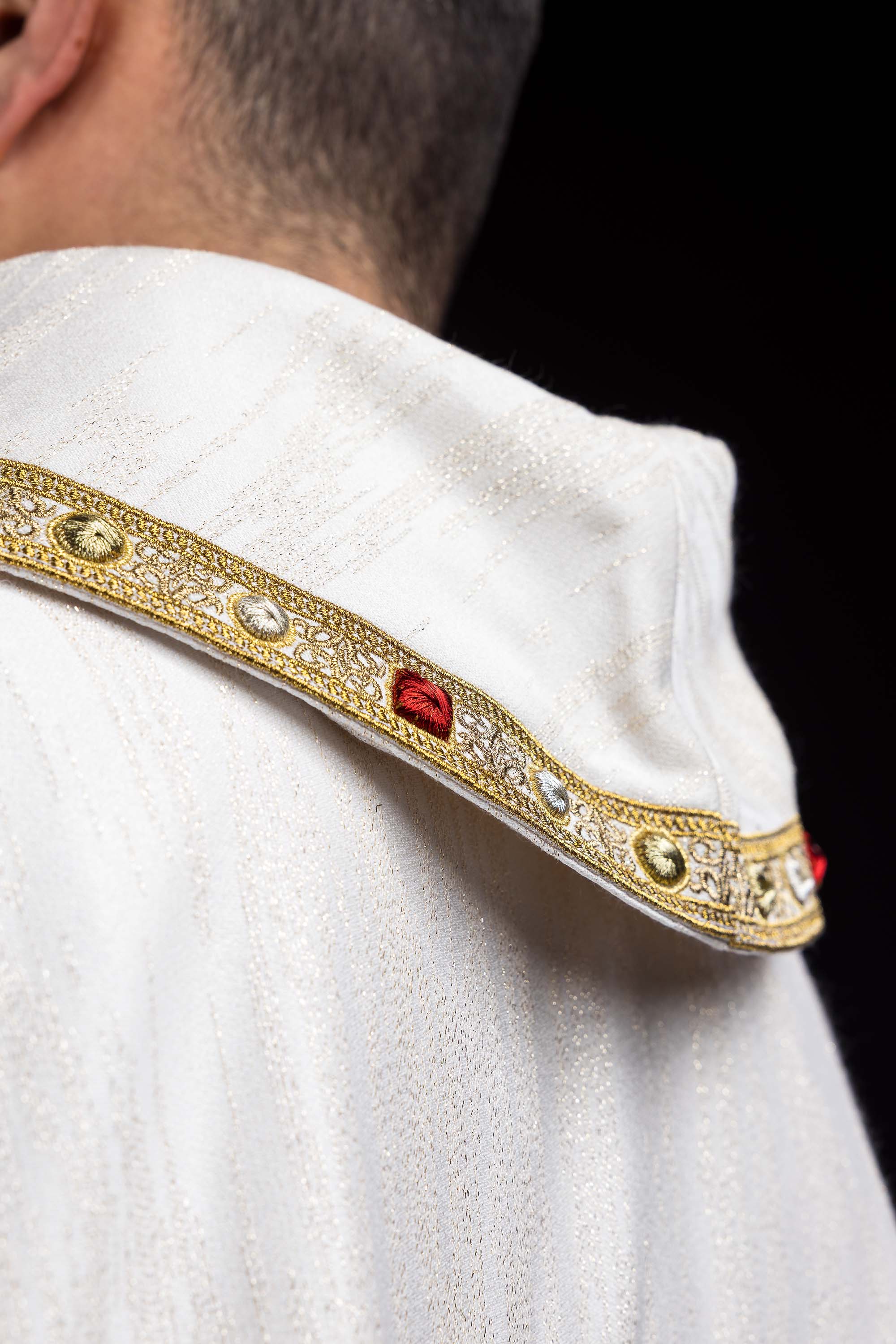 Ornat haftowany z wizerunkiem trzech serc