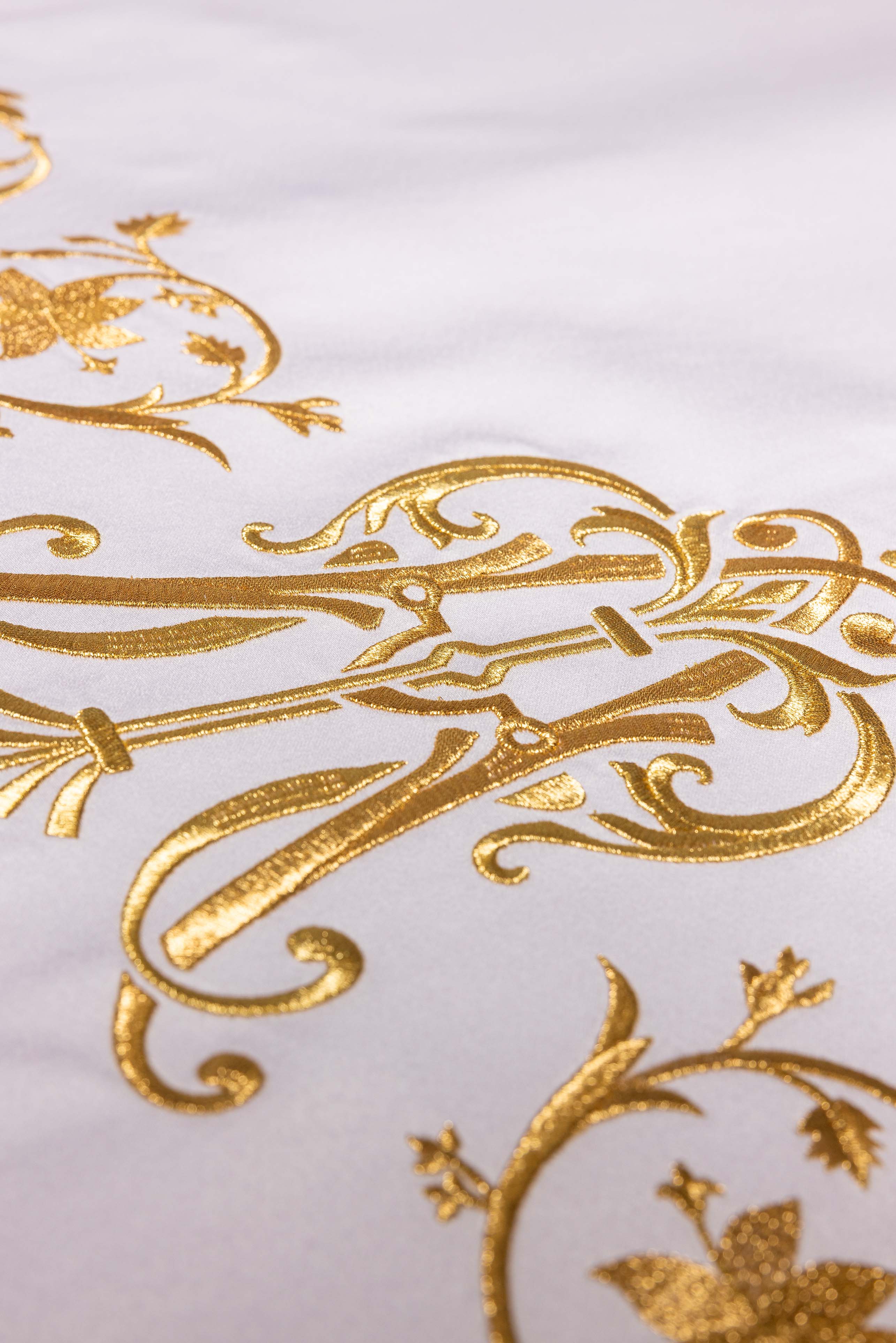 Obrus ołtarzowy z haftowanym symbolem maryjnym - ORNATY.PL